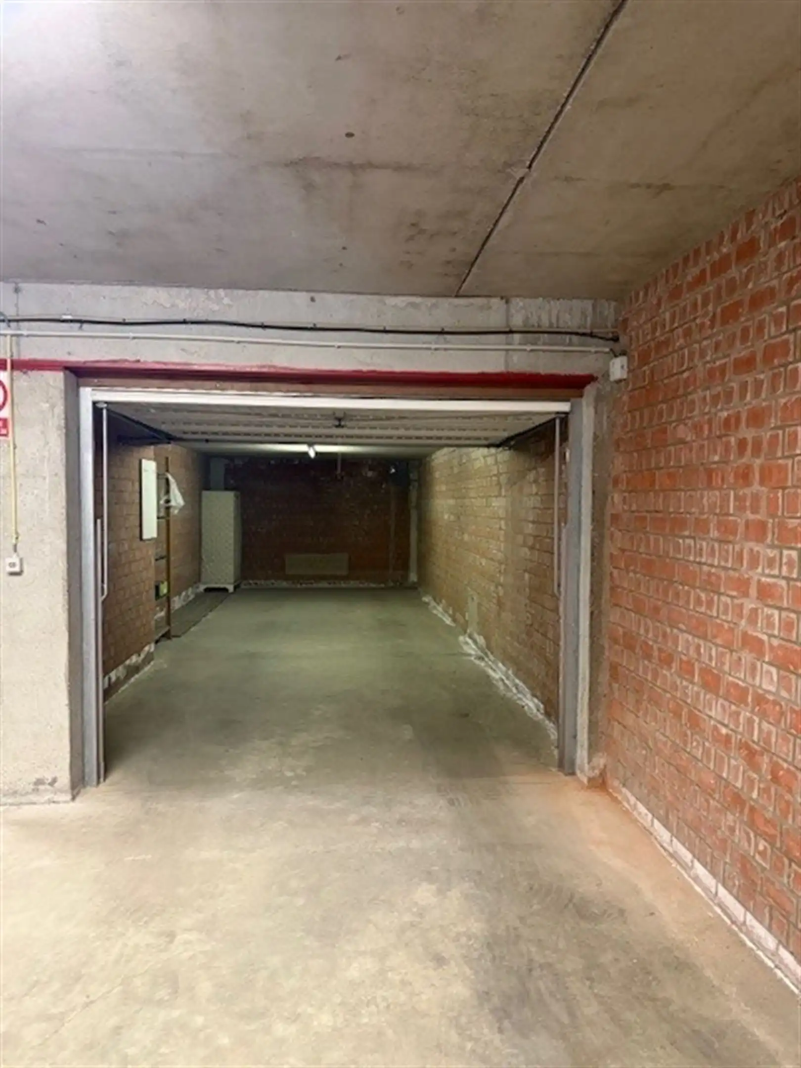 Ruime afgesloten garagebox in centrum Middelkerke foto 2