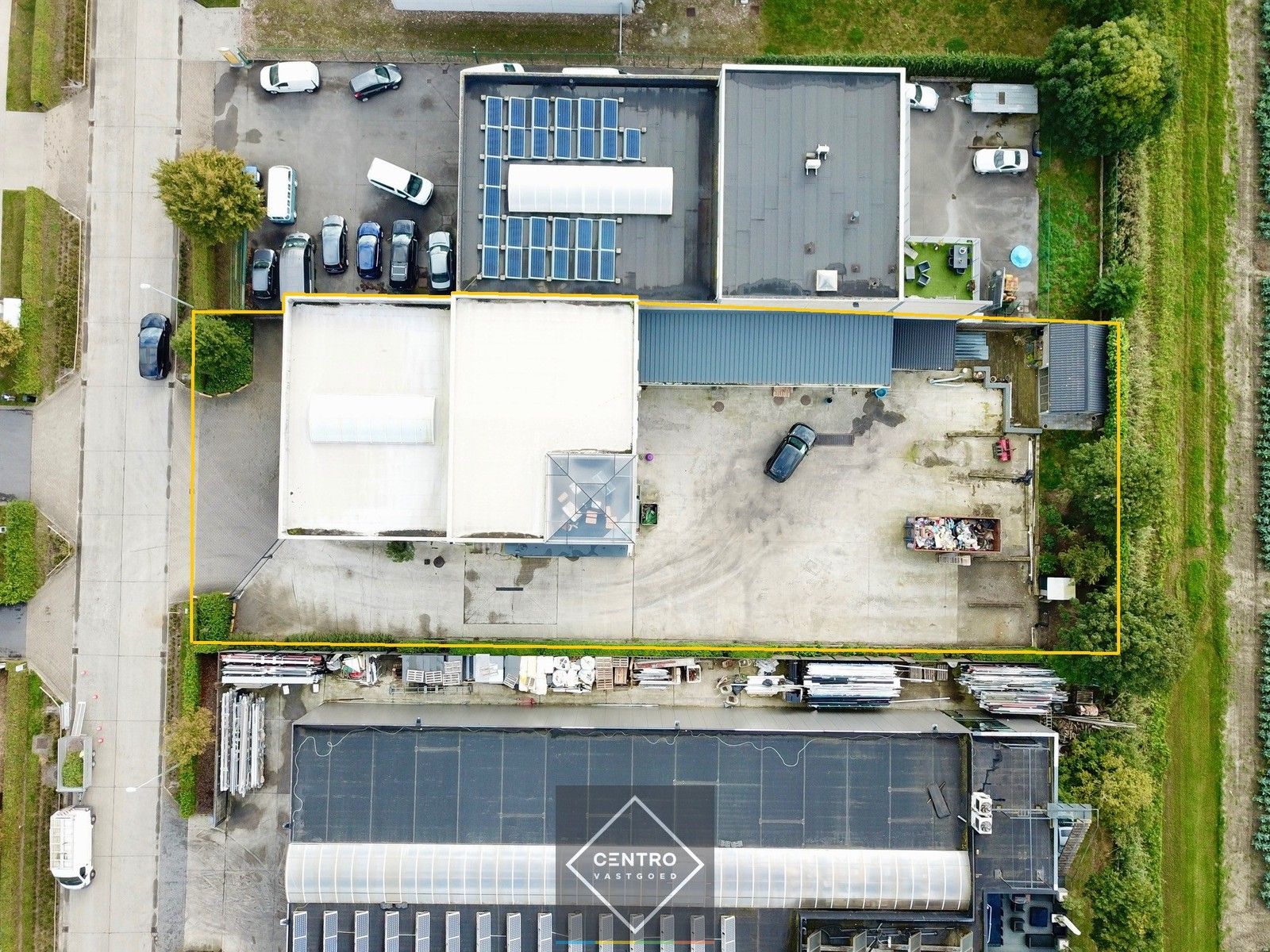 Instapklaar BEDRIJFSGEBOUW bestaande uit MAGAZIJN met BURELEN, ruim APPARTEMENT op verdieping en verharde koer (1.000m²) te Oudenburg. Op 500m van autosnelweg A10/E40 foto 3