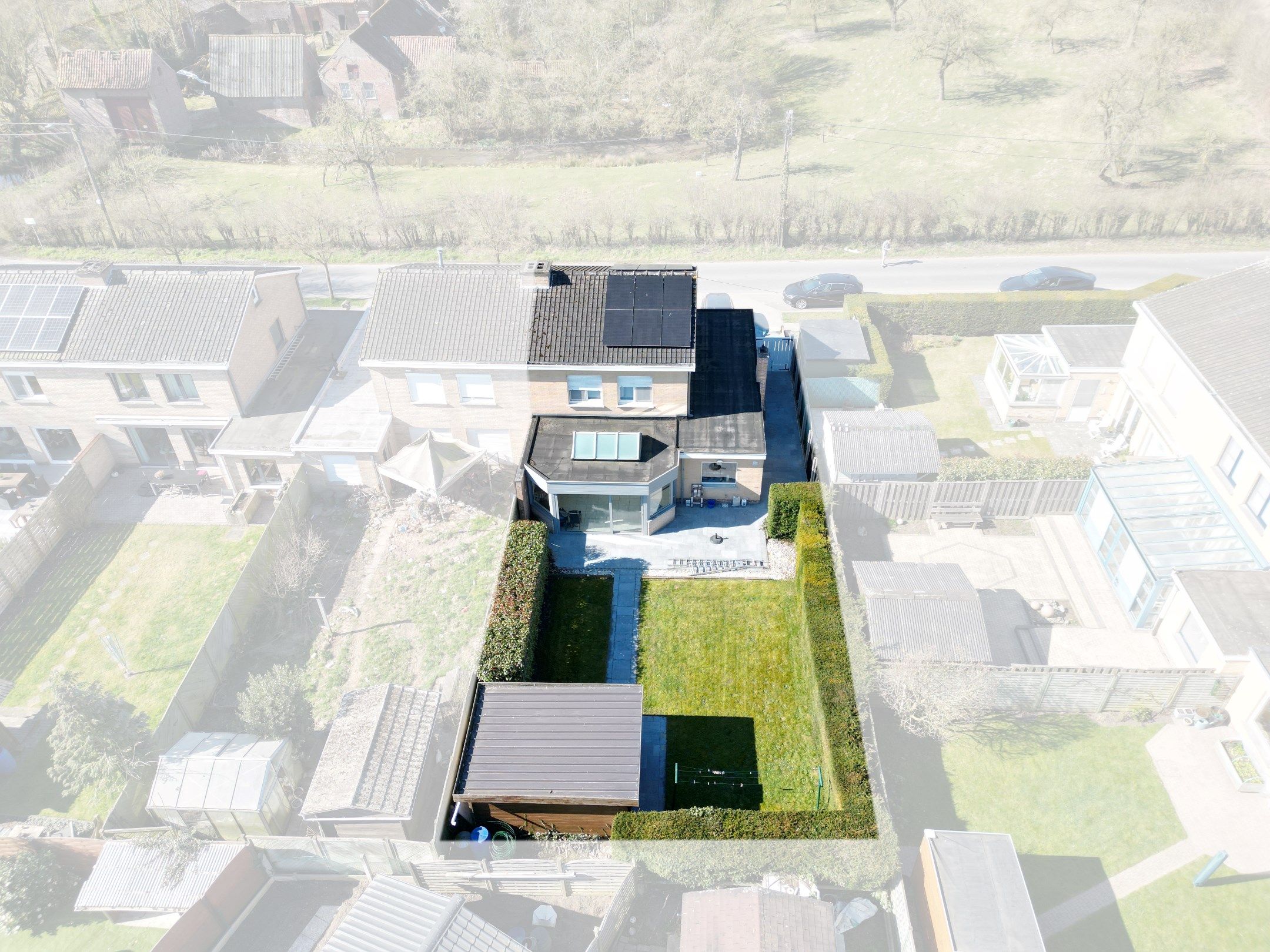KNUSSE HOB MET TUIN EN GARAGE foto 2