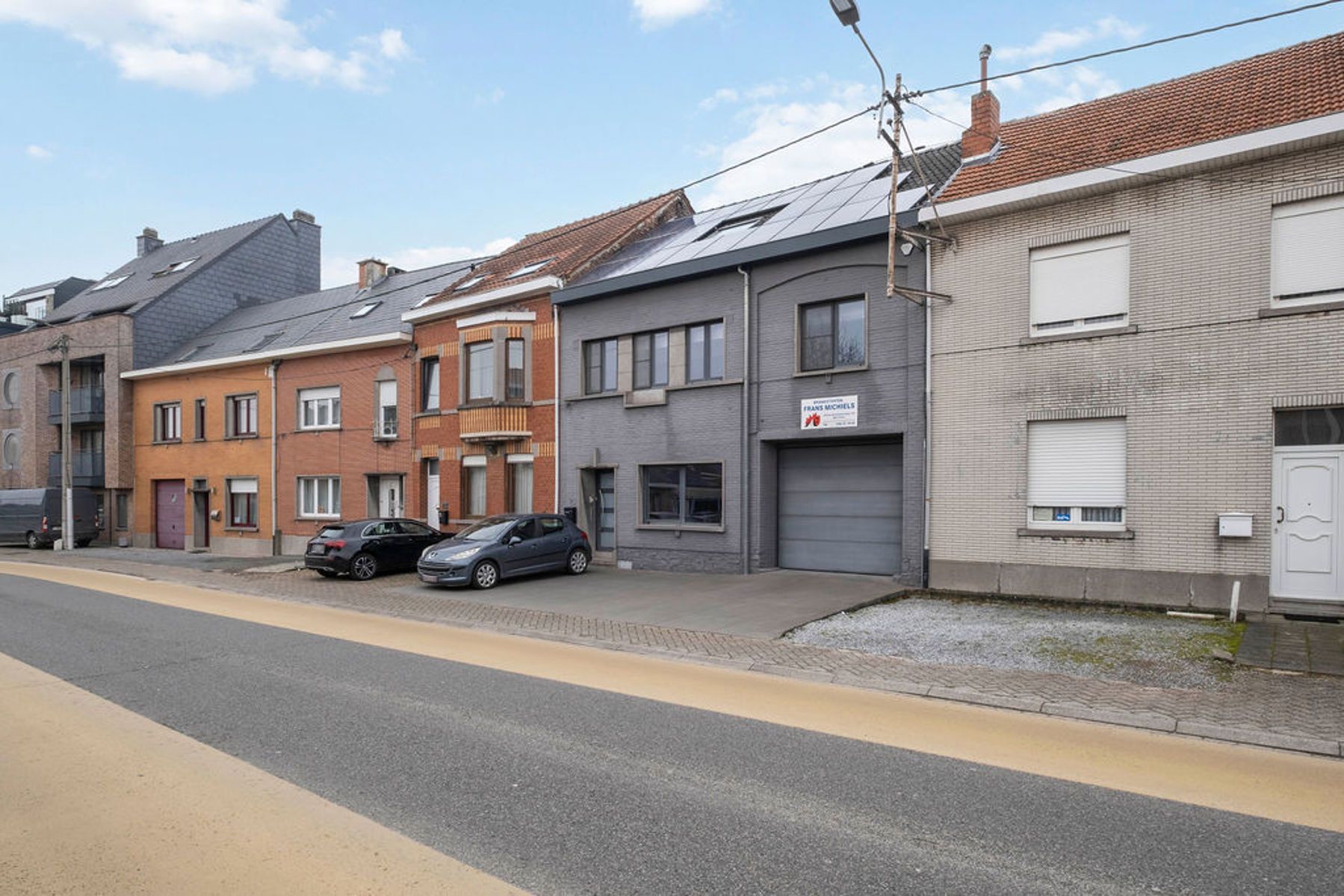 Gezinswoning met potentieel voor extra kamers en badkamer! foto {{pictureIndex}}