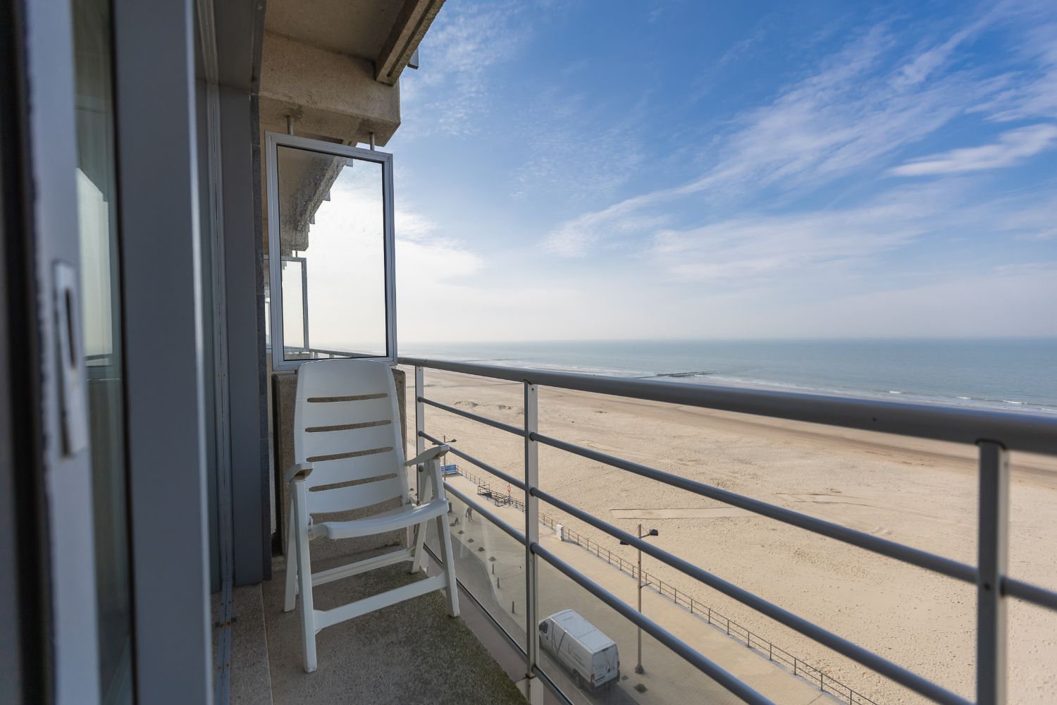 Gerenoveerde studio met prachtig frontaal zeezicht te Middelkerke foto 5