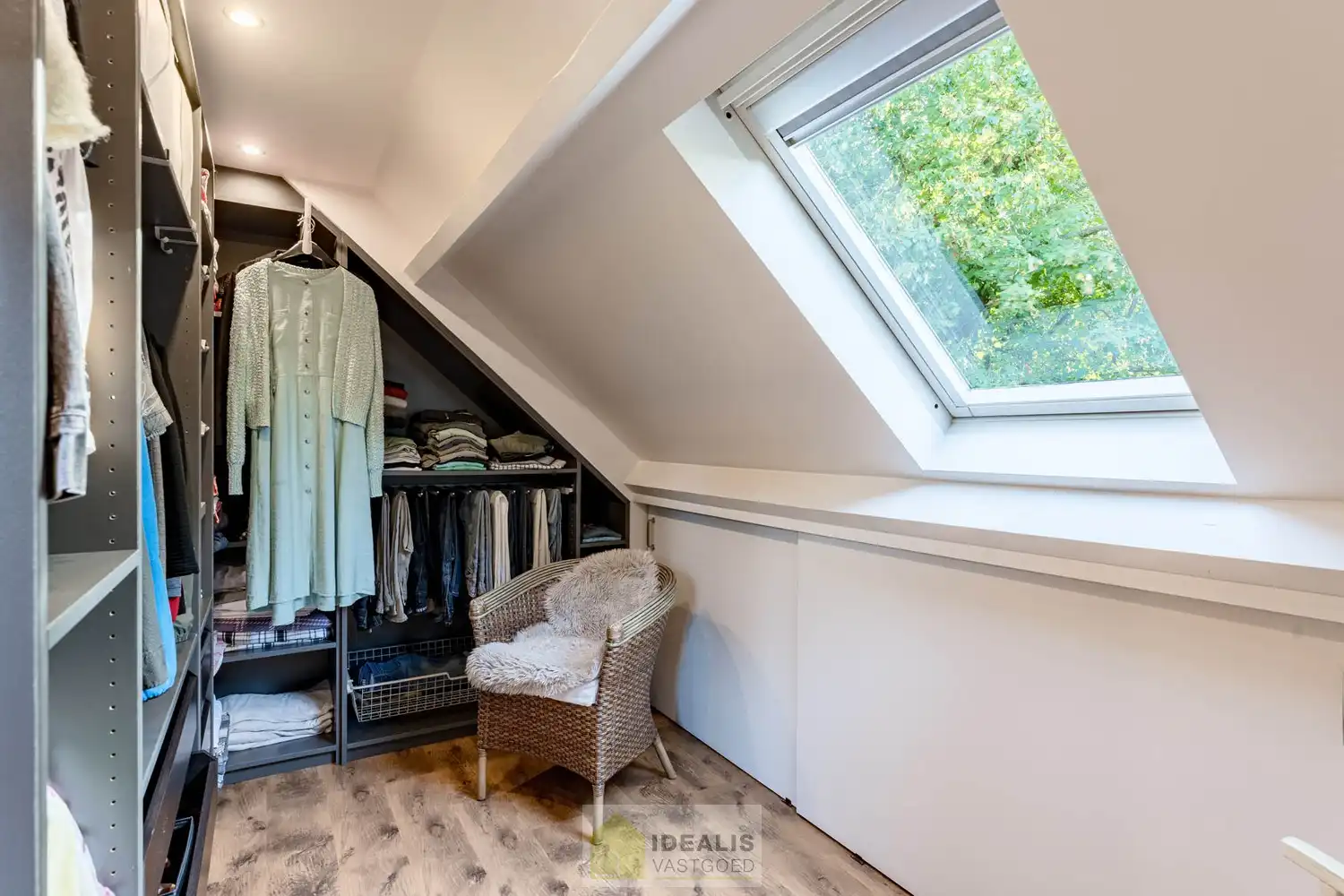 IDYLLISCH GELEGEN BIJZONDERE EIGENDOM BESTAANDE UIT RIANT WOONHUIS, APART BEWOONBAAR BIJGEBOUW EN ATELIER OMGEVEN DOOR EEN SCHITTERD AANGELEGDE TUIN EN WEILAND. Het domein is toegankelijk zowel aan de mooie Urnenveldstraat doch ook via een uitzonderlijk mooie oprijlaan toegankelijk langs de boszijde van het perceel. Deze vrijstaande woning, gebouwd in 1986, beschikt over een sfeervolle leefruimte in vol contact met de tuin en biedt een heerlijke atmosfeer dankzij de centraal geplaatste speksteenkachel. Op de verdieping beschikt de woning over slaapkamers en sanitair. Een absolute meerwaarde is het afzonderlijk volledig ingericht bijhuisje, centraal op het perceel, voorzien van alle woonfaciliteiten. Verder is er de mogelijkheid om wonen/werken te combineren via het knap afgewerkte atelier, met vergezicht op het eigen weiland. Geschikt voor kandidaten op zoek naar een ruime en instapklare parel met een idyllische uitstraling! foto 28