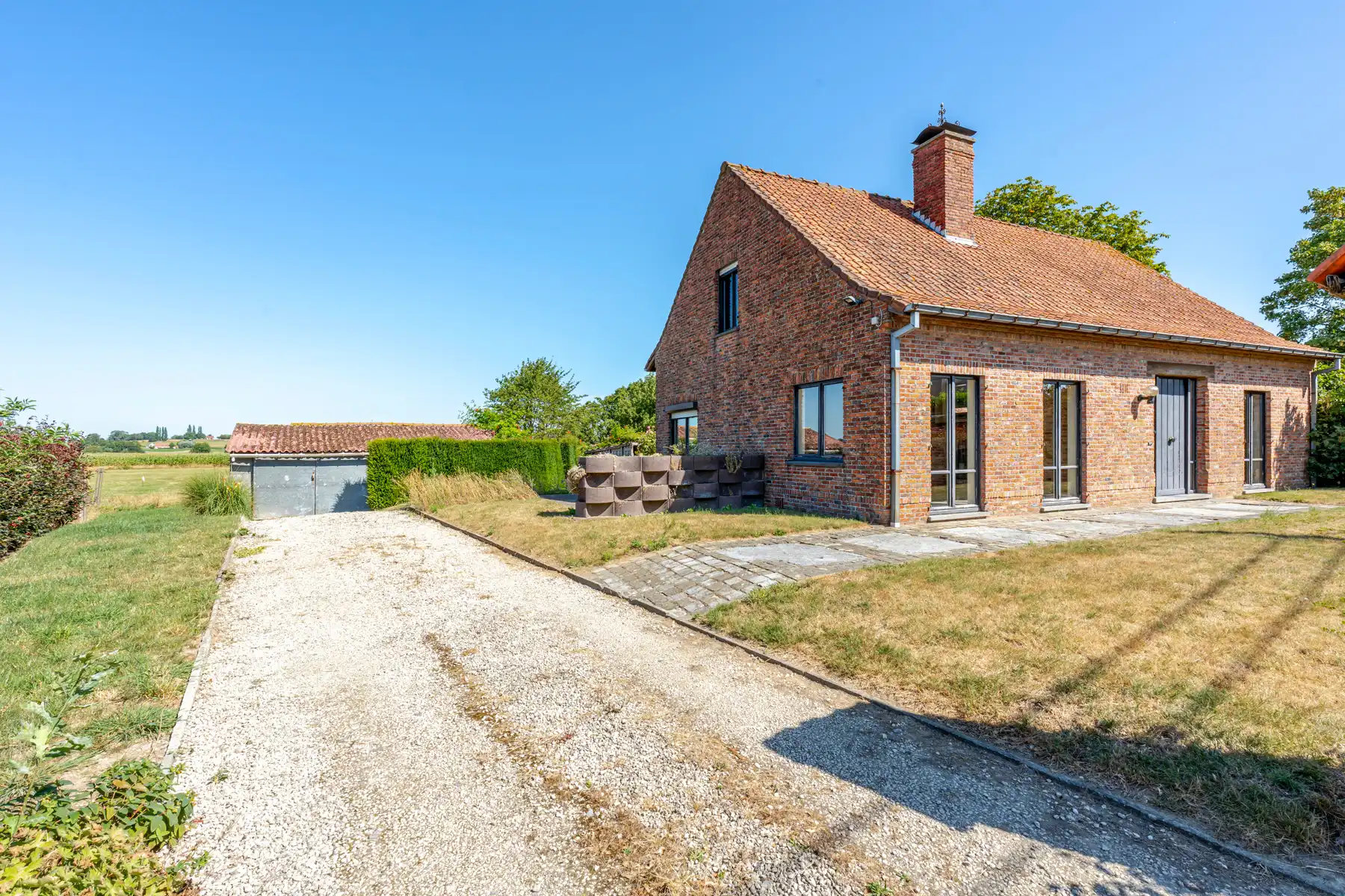 Grondig te renoveren woning met bijgebouwtje op ca 1.800 m² foto 5