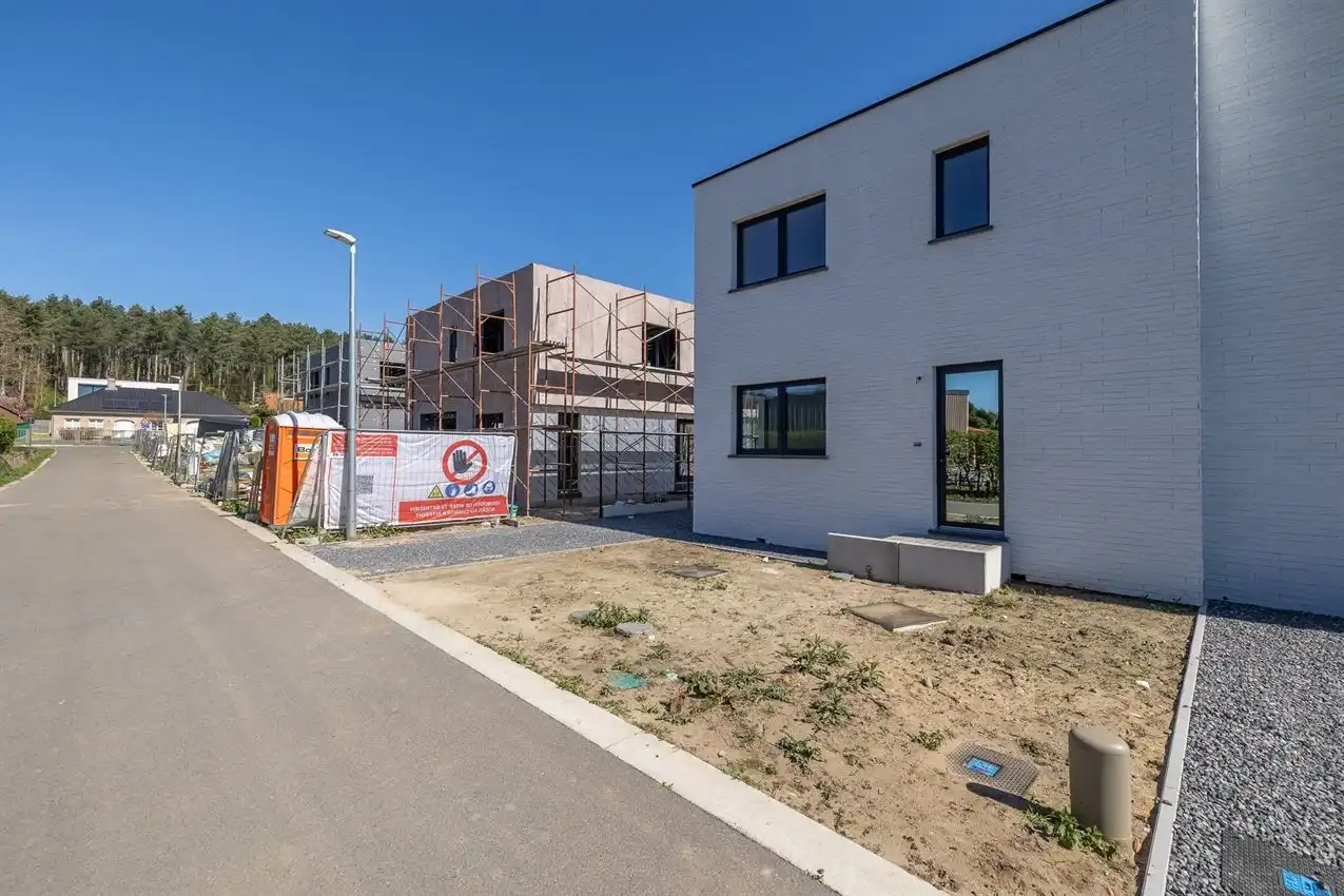 Kwalitatief afgewerkte nieuwbouwwoning met 3 slk. foto 34
