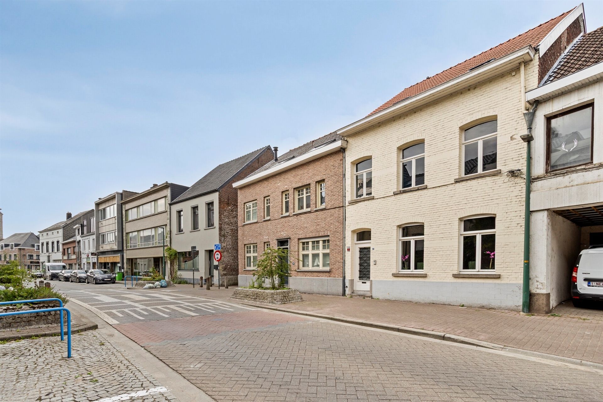 Instapklare rijwoning met stadskoer in hartje Merchtem foto 2