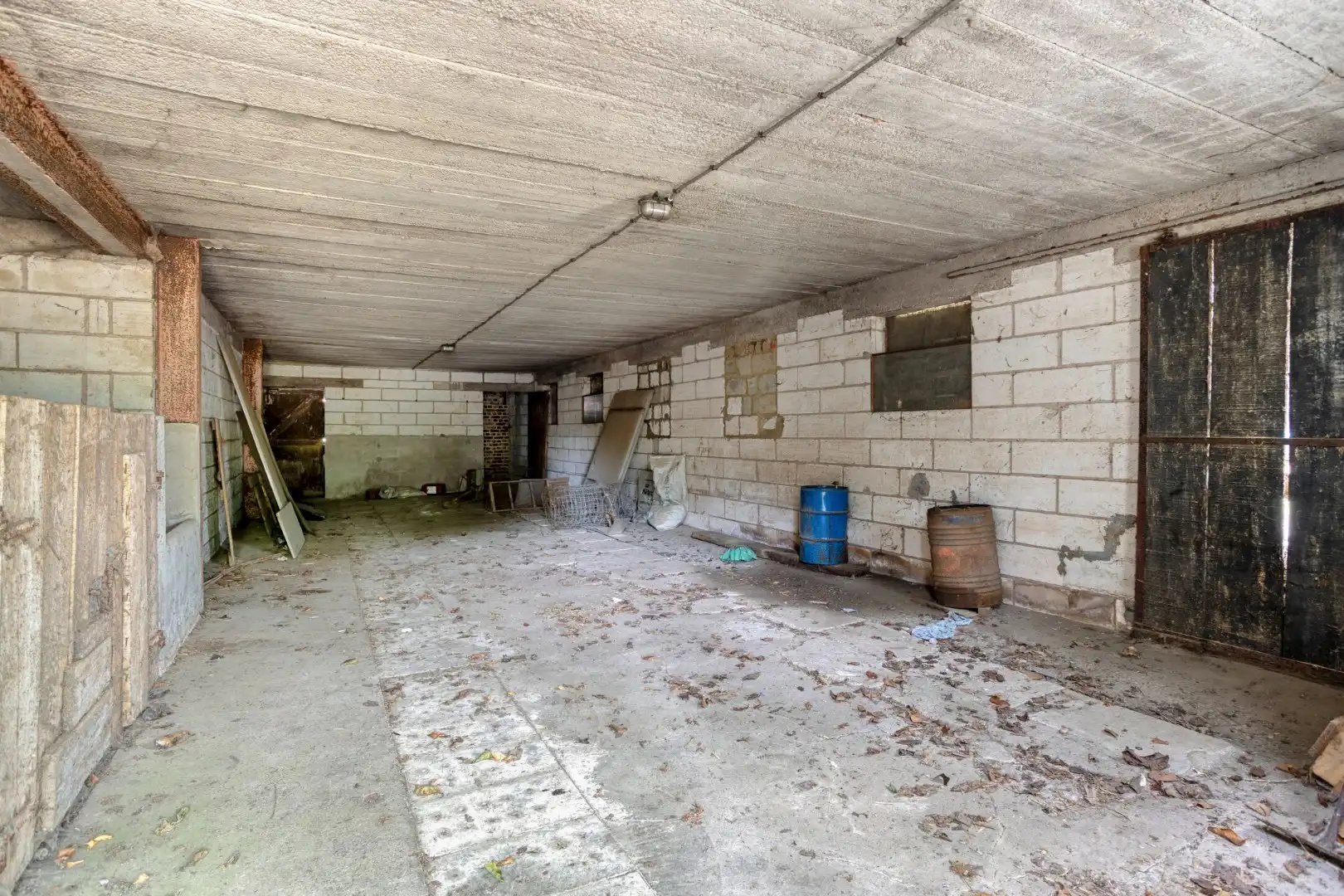 Groot perceel projectgrond 26a77 met bestaande schuur en loods foto 8