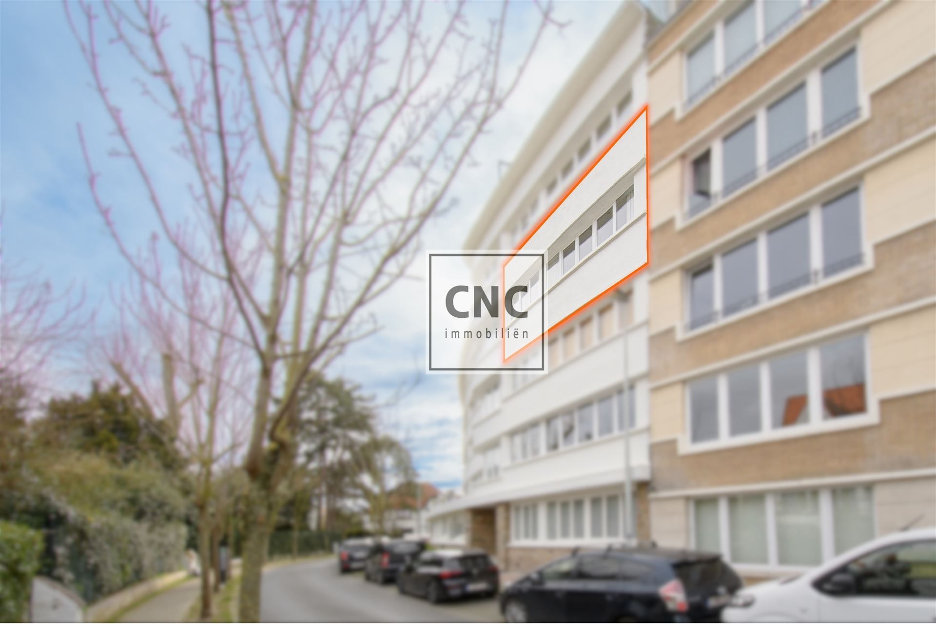 Ruim en lichtrijk appartement met zonnig terras op toplocatie in Knokke. Rustig gelegen in een karaktervolle residentie met prachtig open zicht op groen en de typische Zoute-villaatjes. foto 6