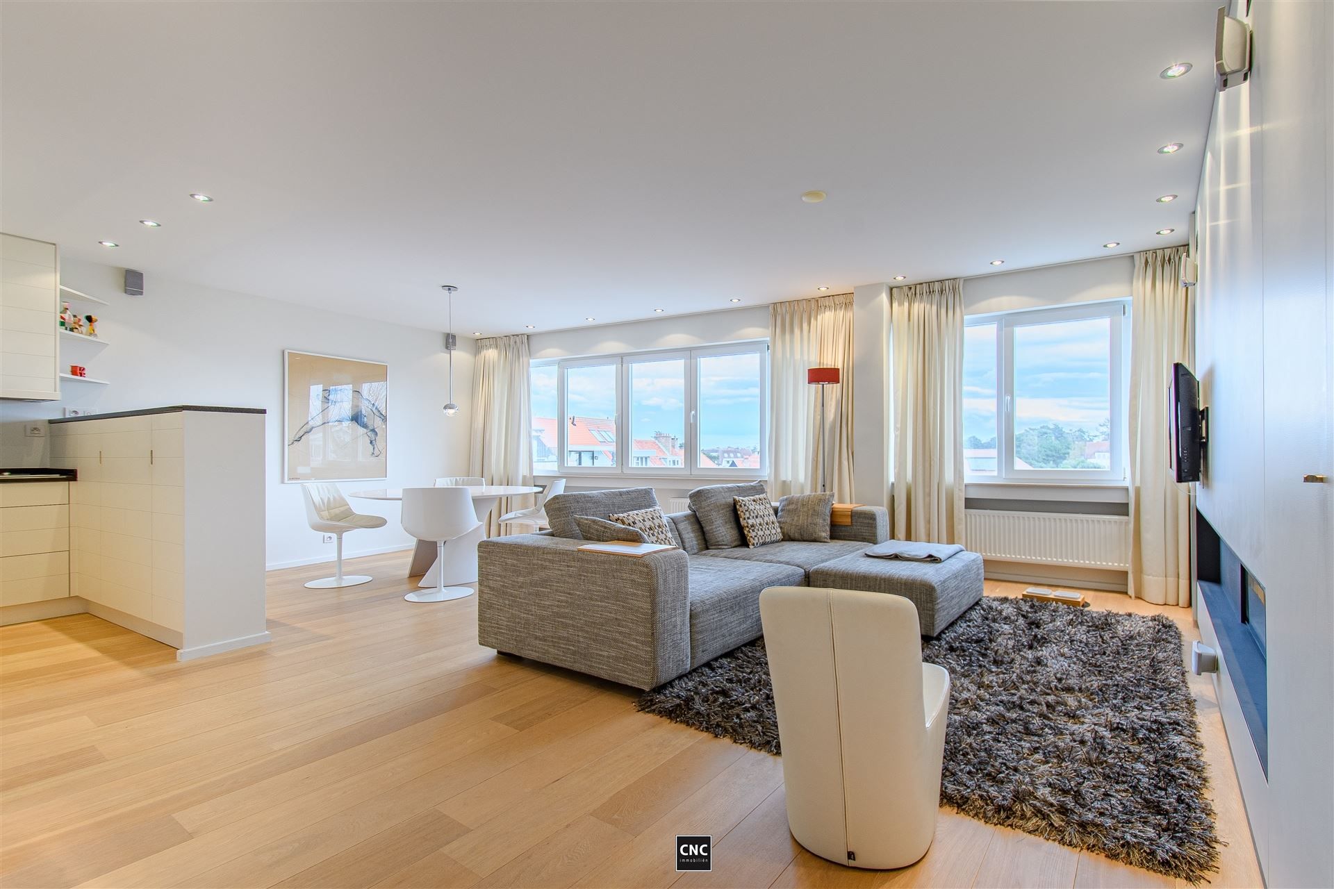 Ruim en lichtrijk appartement met zonnig terras op toplocatie in Knokke. Rustig gelegen in een karaktervolle residentie met prachtig open zicht op groen en de typische Zoute-villaatjes. foto 6