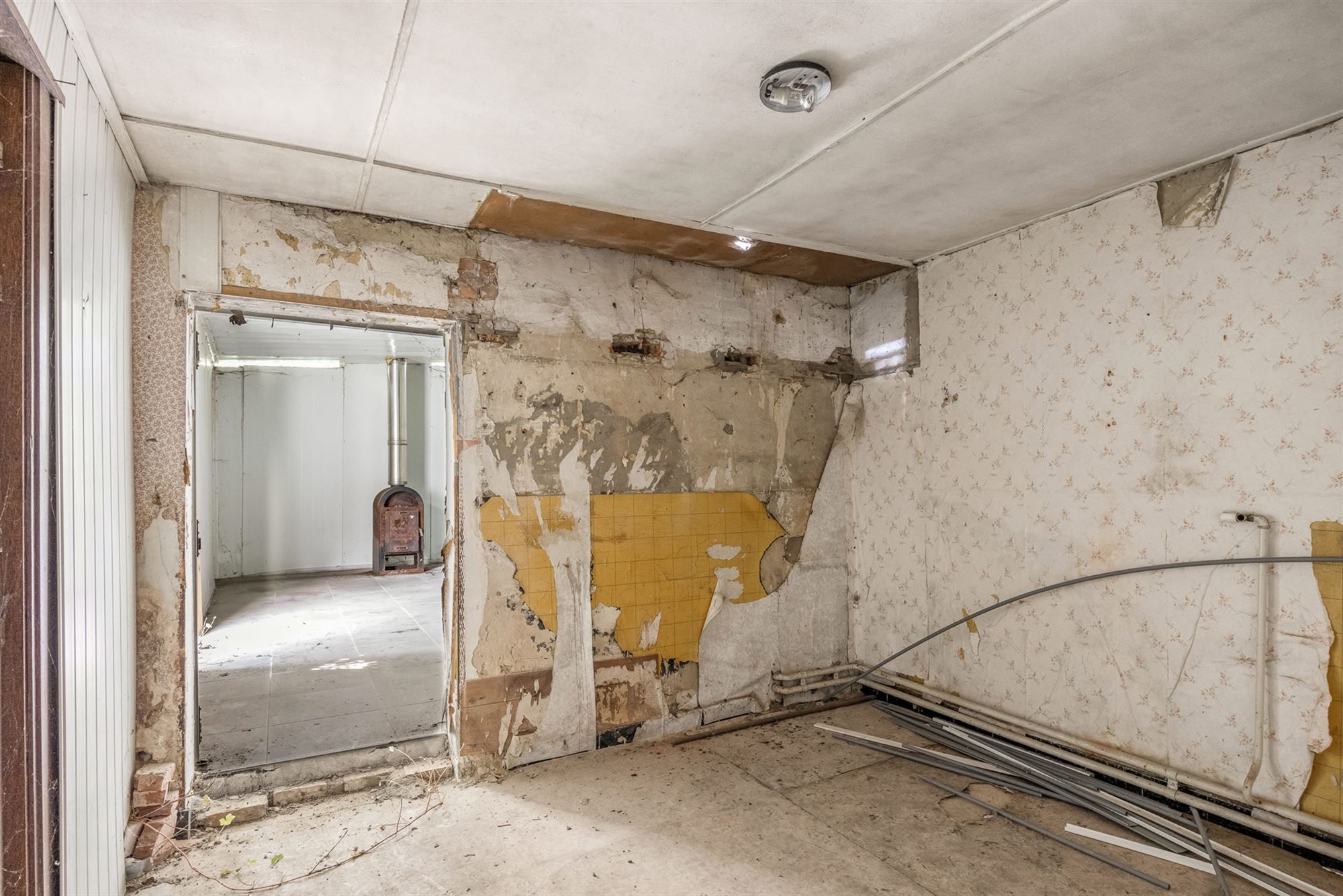 CENTRAAL GELEGEN, TE RENOVEREN PAND MET GROOT POTENTIEEL foto 11