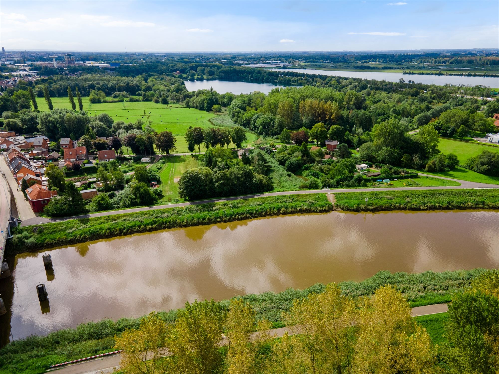 Ruime gezinswoning met vier slaapkamers en tuin foto 27