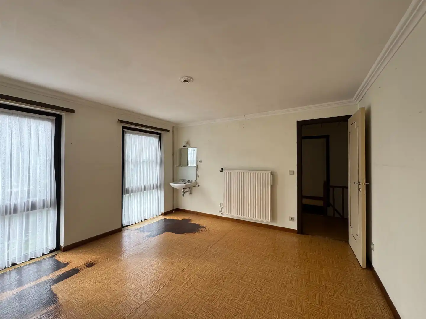 Te renoveren ruime gezinswoning met 5 slaapkamers op een rustige locatie te Heist. foto 10