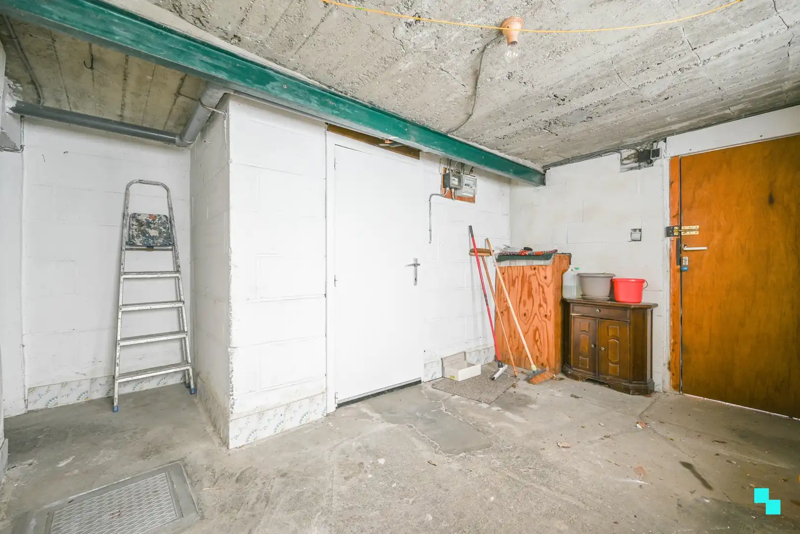 Te renoveren woonst met garage foto 14