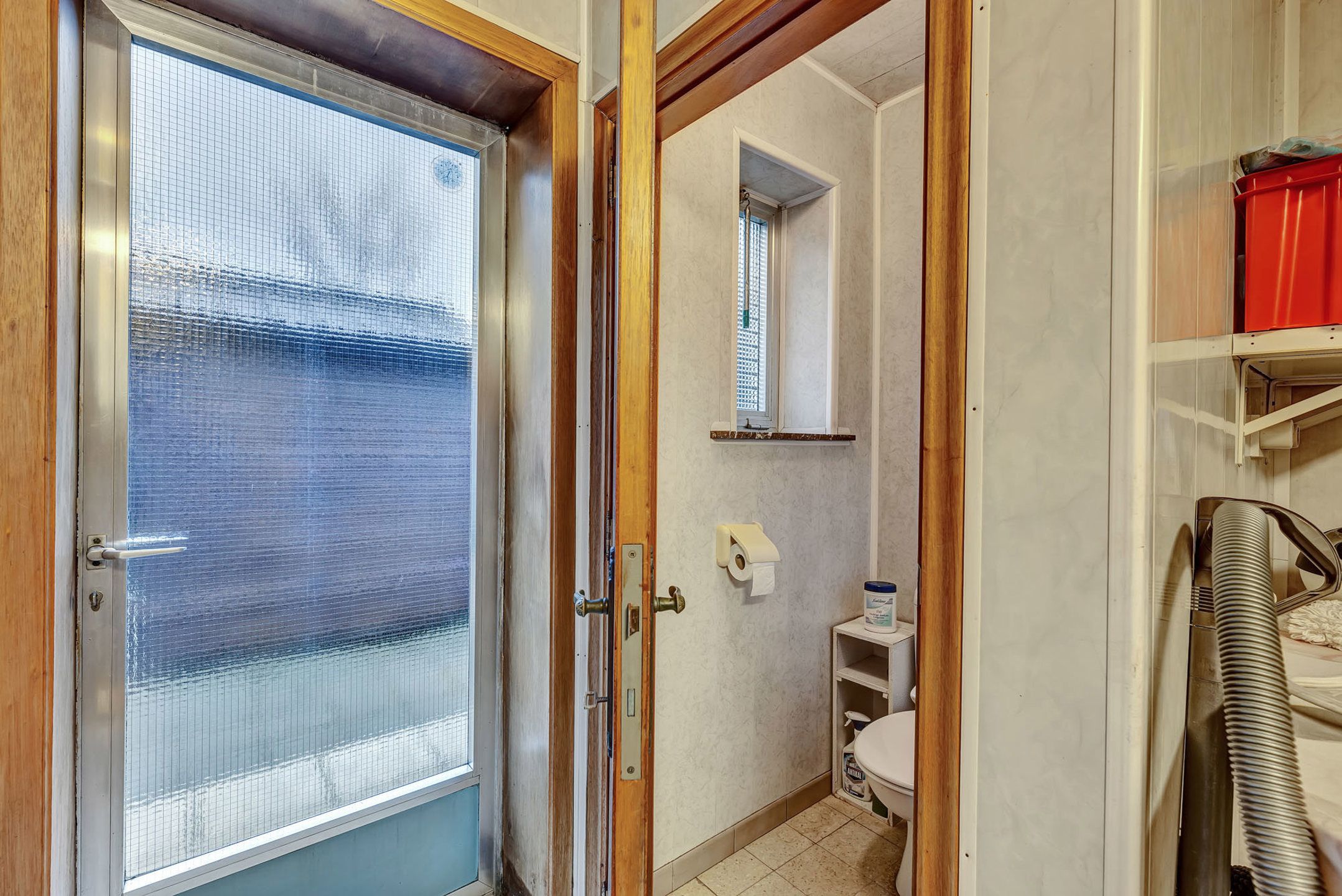 Ruime te renoveren woning met garage en veel potentieel foto 11