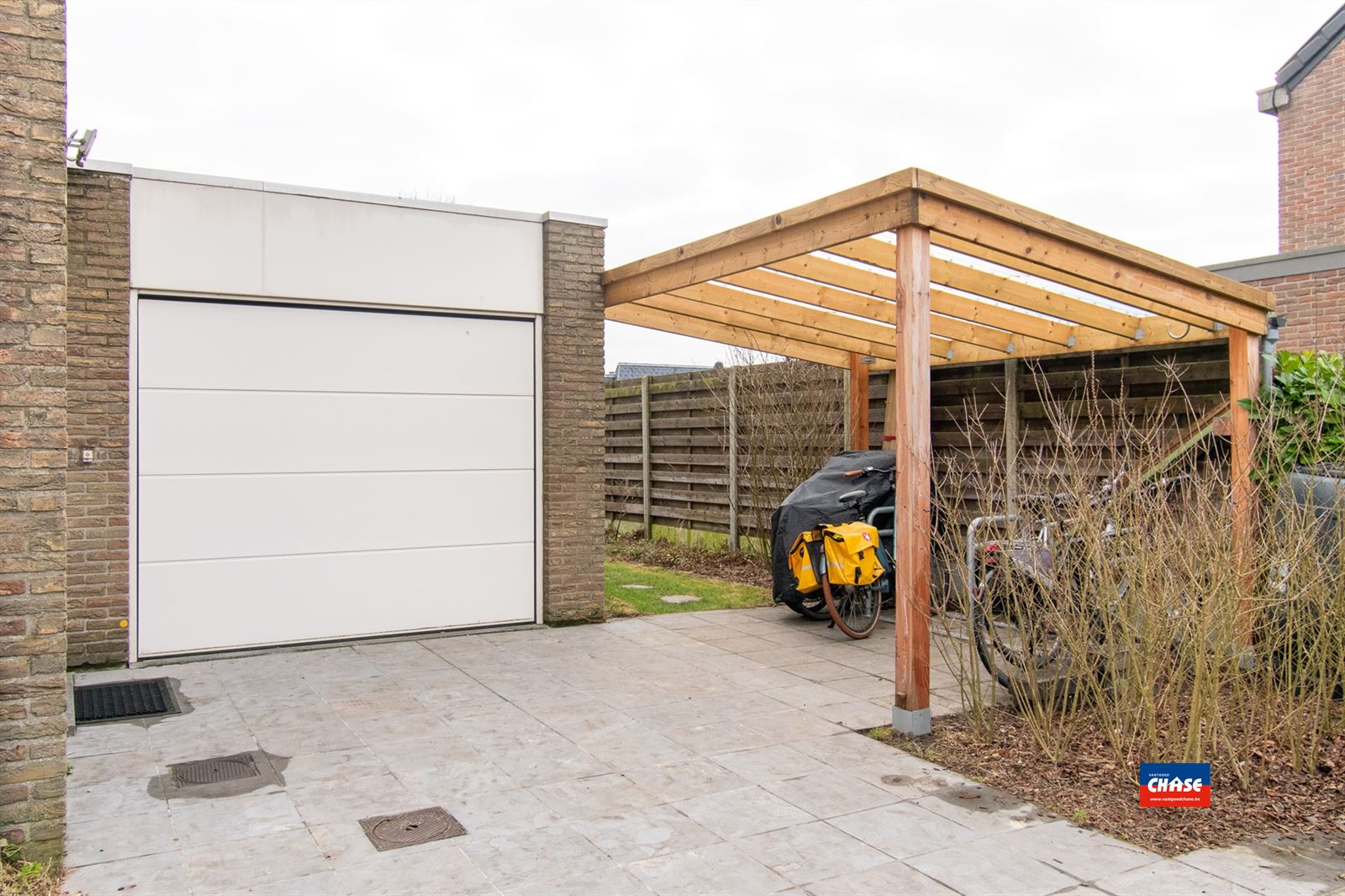 Instapklare woning met 4 slaapkamers, tuin, grote e oprit en garage foto 11