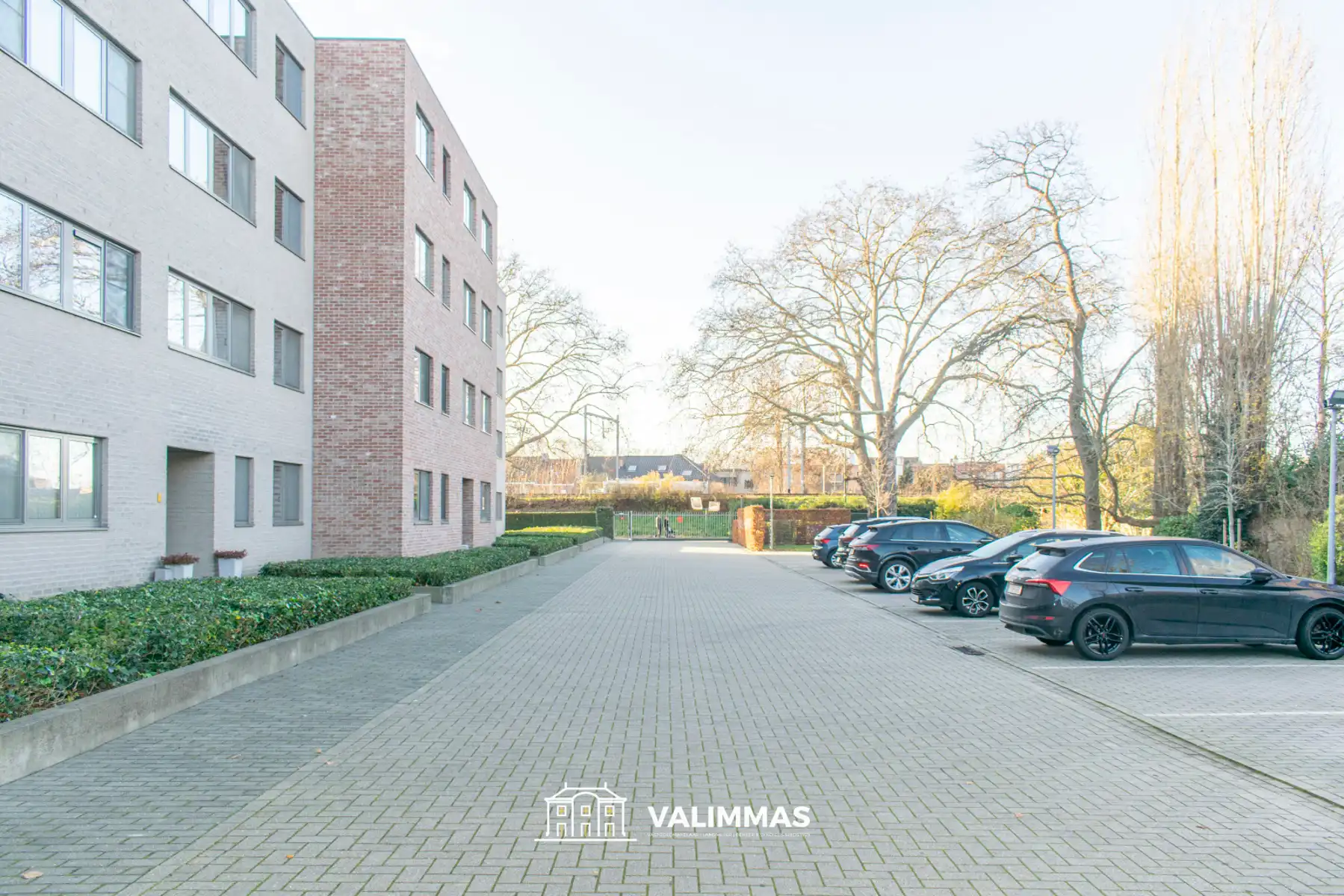 Instapklaar appartement met terras, kelder en event. garage. foto 4