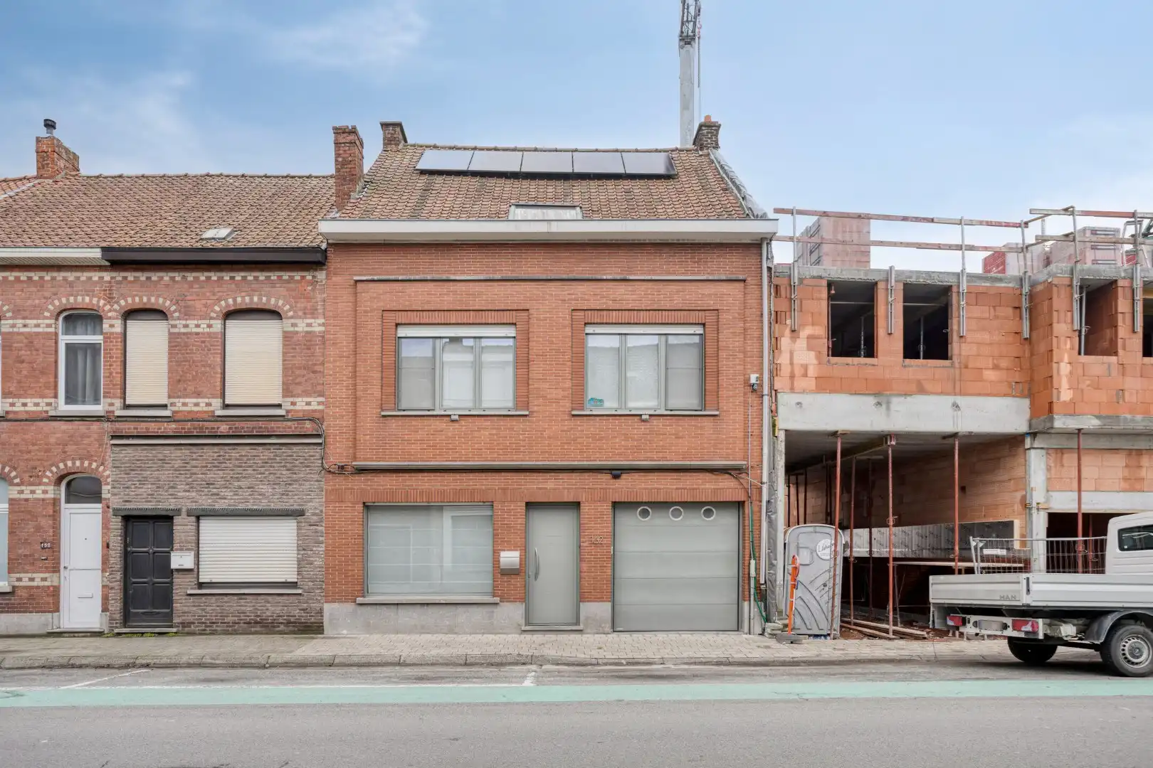 Hoofdfoto van de publicatie: Ruime, gerenoveerde woning met werkplaats, garage en diepe tuin!