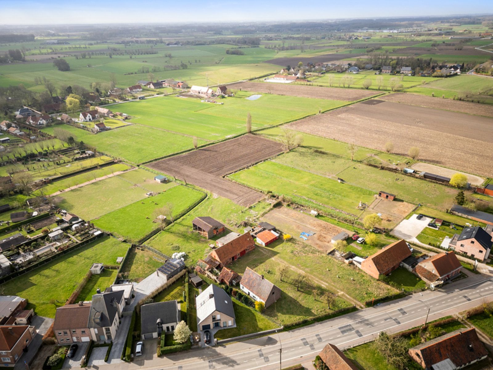 Hoeve met bijgebouwen op circa 1,2 ha foto 6