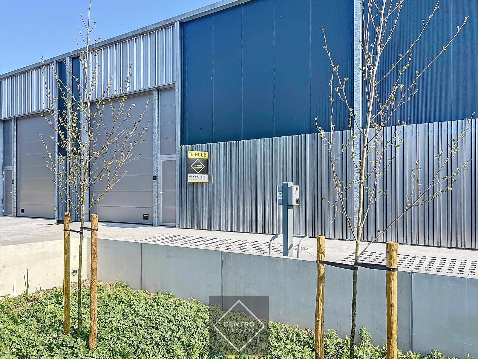 Nieuwbouw KMO unit (± 264m²) TE HUUR, laadpalen én hypercharger aanwezig! Bedrijvenpark "Diamant" te Dikmuide. foto {{pictureIndex}}