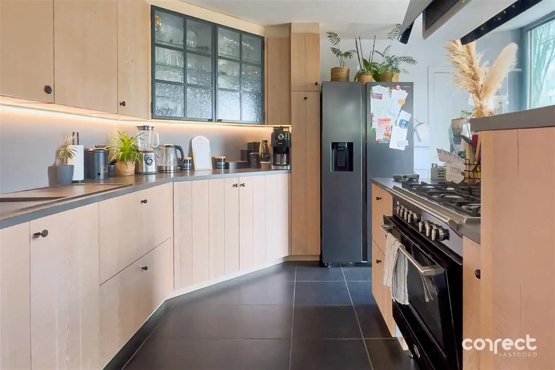 Op een perceel van 1.023 m² bevindt zich deze ruime villa met vier slaapkamers, rustig gelegen in Pervijze.  foto 5