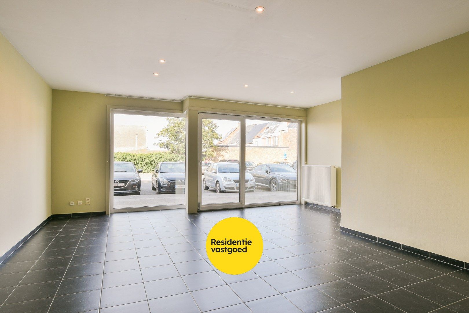 Gelijkvloersappartement met ondergrondse parkeerplaats te koop te Eernegem foto {{pictureIndex}}