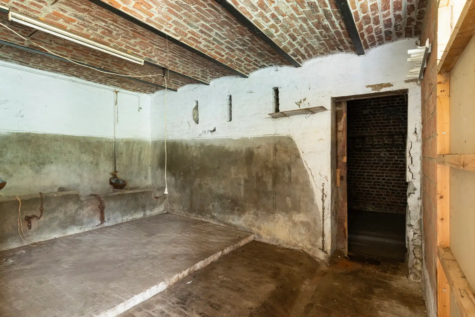 Ruime te renoveren woning met opslagplaats in hartje Gooik foto 13