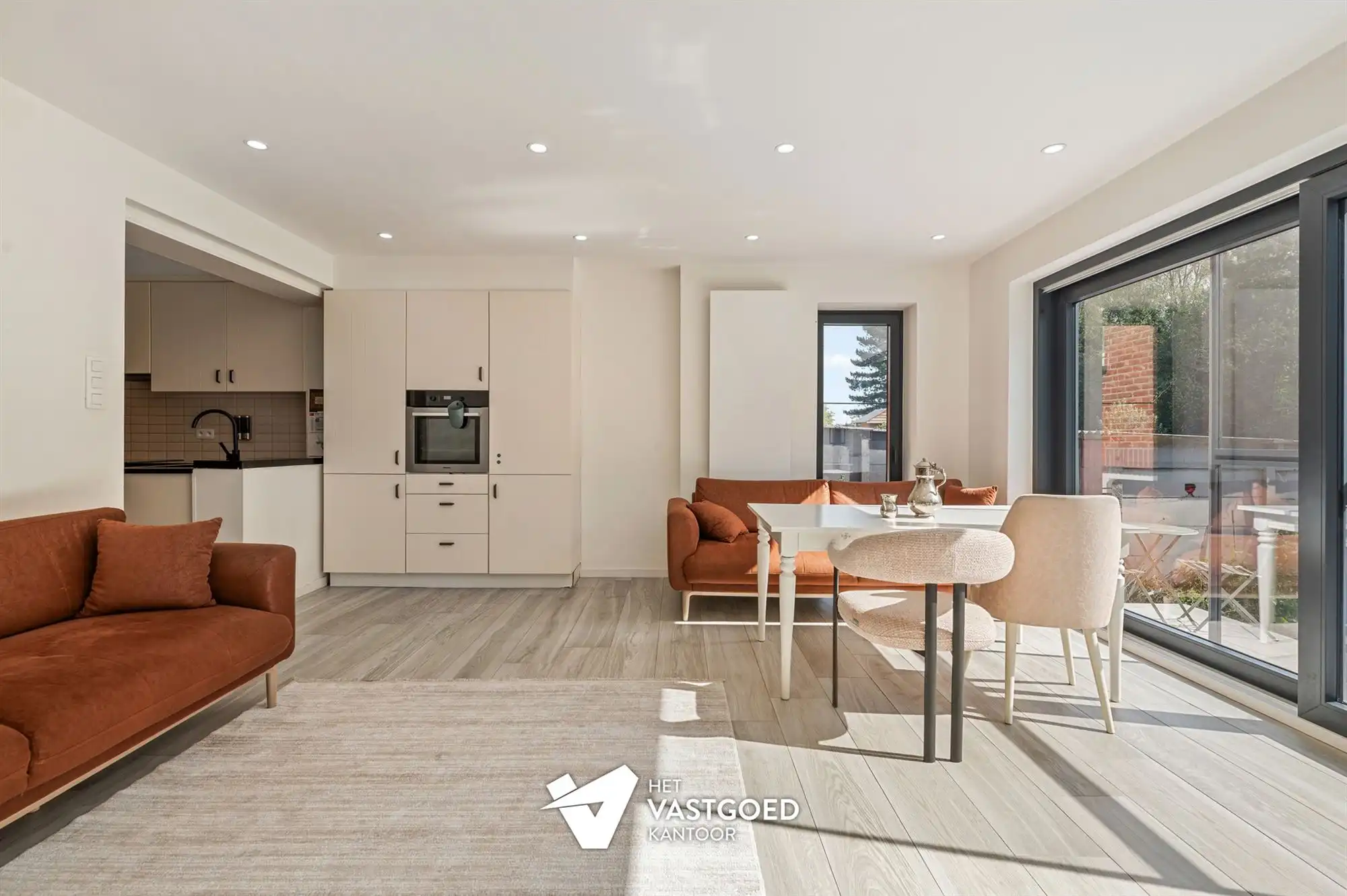 UITERST KNAP GERENOVEERDE WONING MET 3 SLAAPKAMERS GELEGEN OP EEN ZONNIG GEORIENTEERD PERCEEL VAN 7A32CA TE BEVERLO foto 7