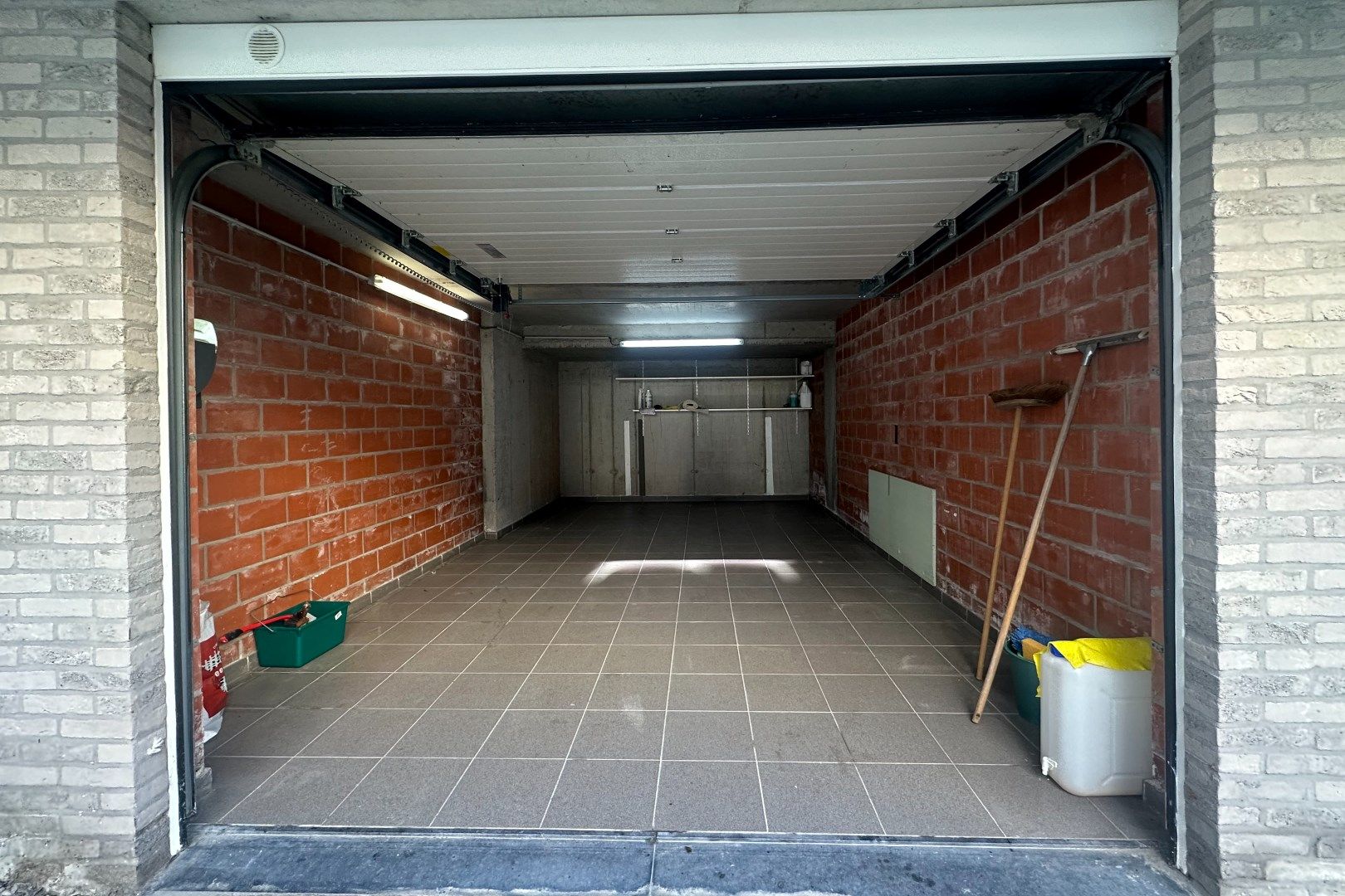 Ruime garage centrum Wenduine foto 4