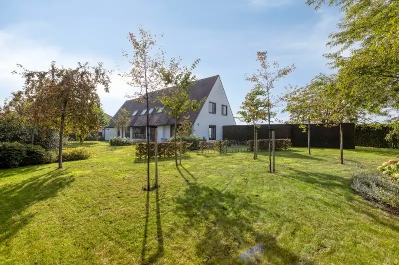STATIGE VILLA MET PRACHTIGE TUIN OP EEN PERCEEL VAN 1.430 m². foto 7