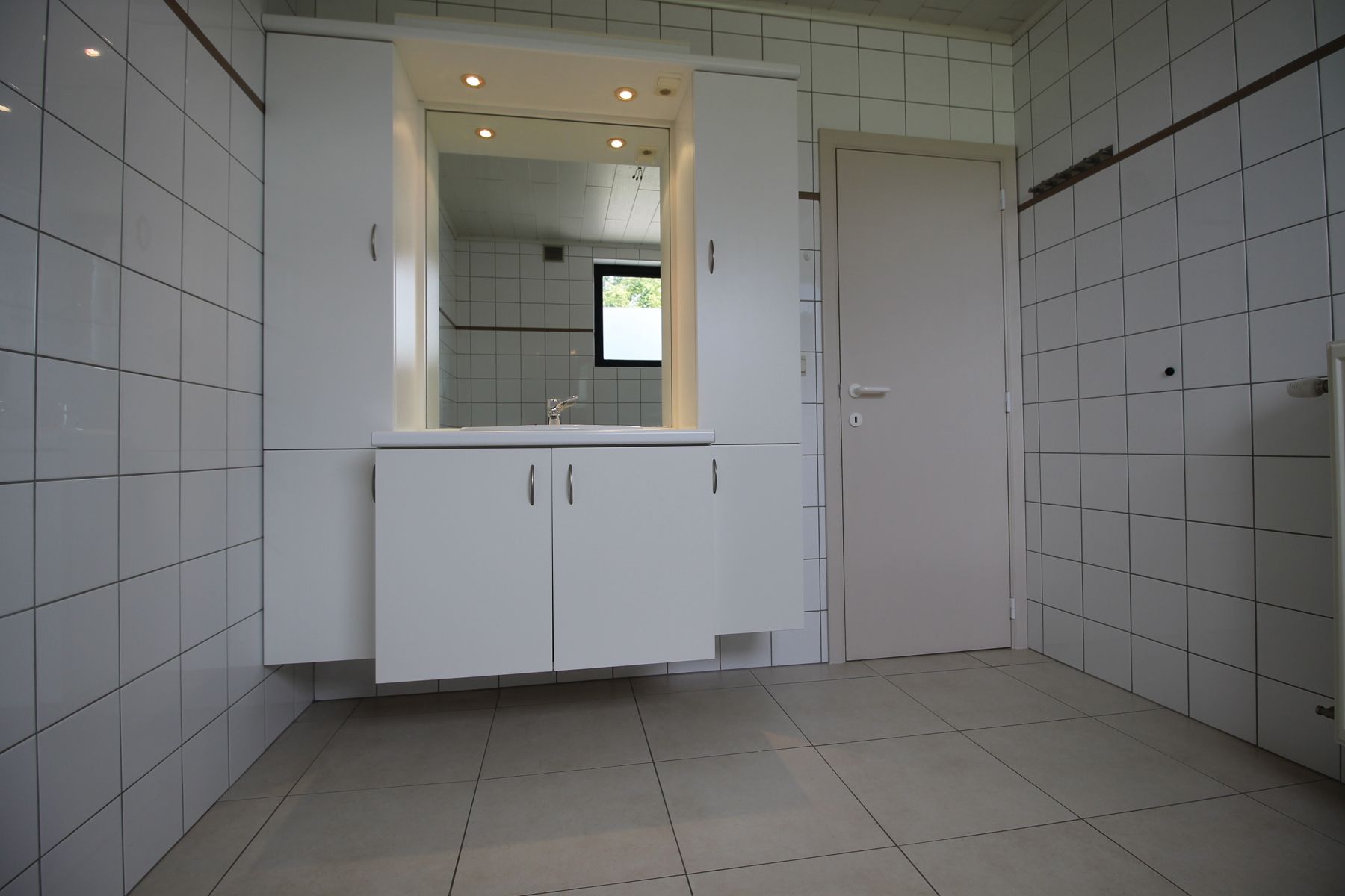 Recente halfopen bebouwing met ruime tuin, terras en garage foto 8