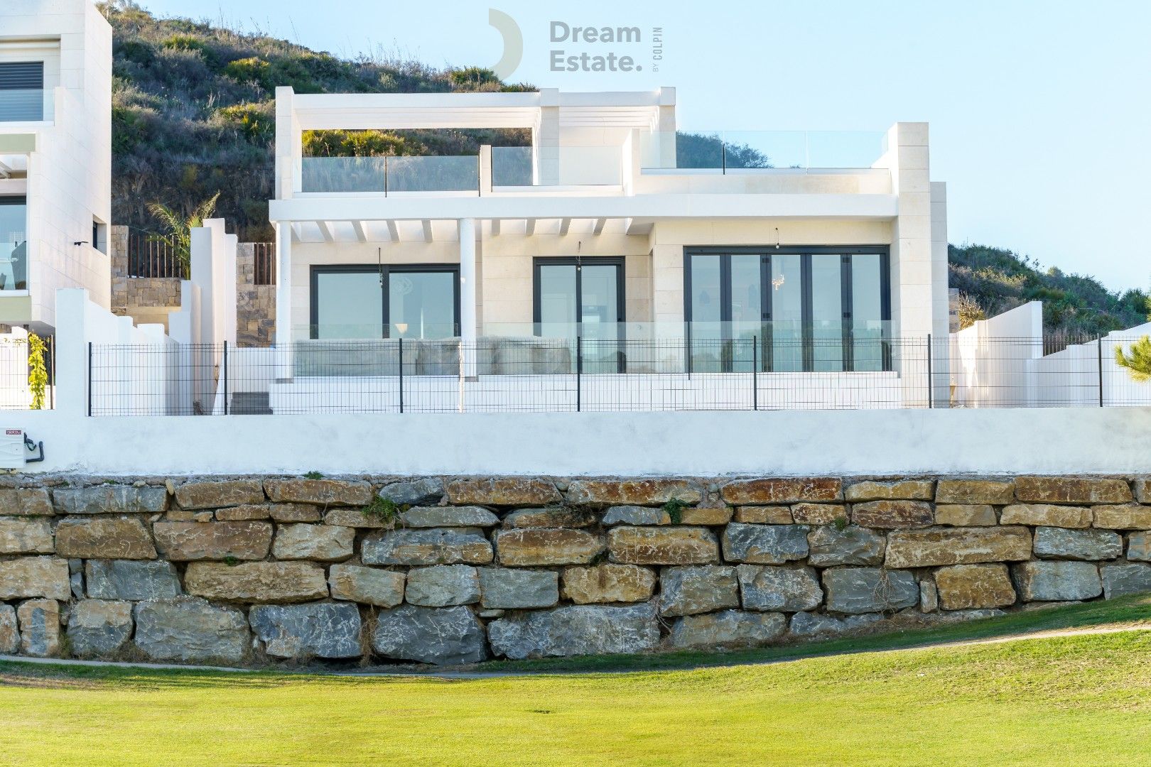 Nieuwbouwwoningen (nog slechts 2) tegenover de golf met zicht naar zee te Mijas. foto 4