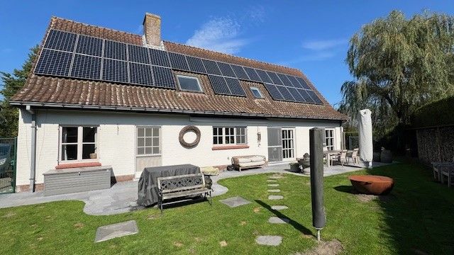 Charmante gerenoveerde villa met veel potentieel foto 23