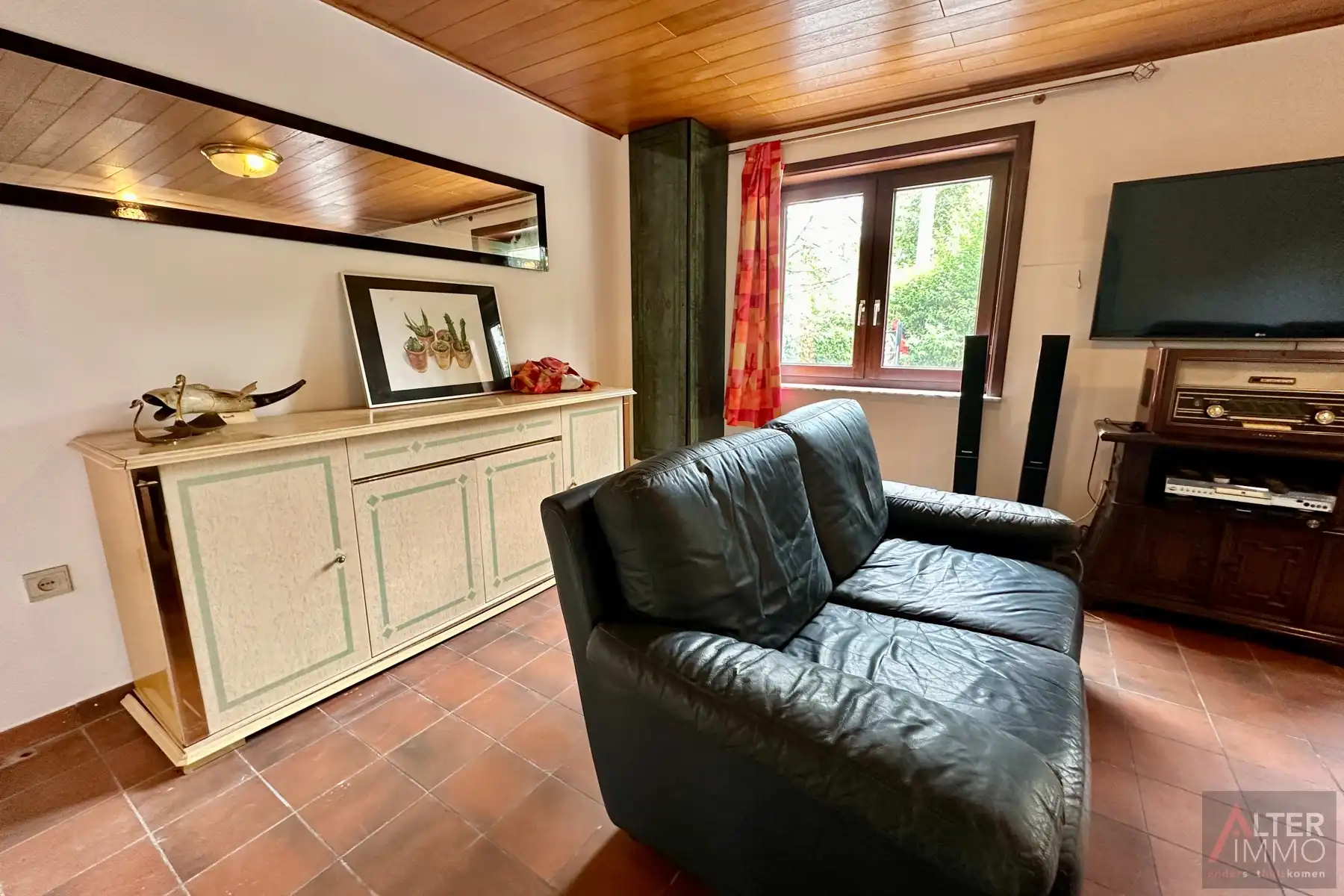 Gelijkvloerse woning (1970) met 2 slaapkamers, kelder en zolder (mogelijks in te richten) op perceel van 10a 30ca. foto 3