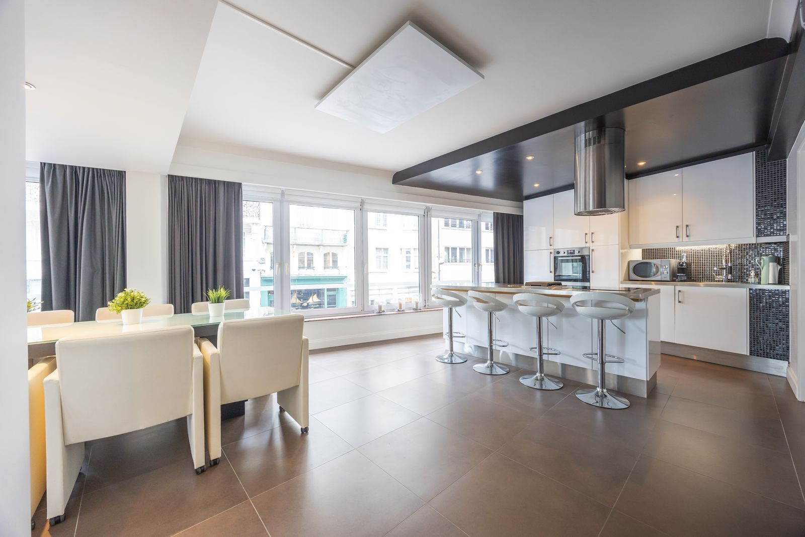 Fenomenaal gerenoveerd hoekappartement met 2 slpk pal aan het strand foto 4