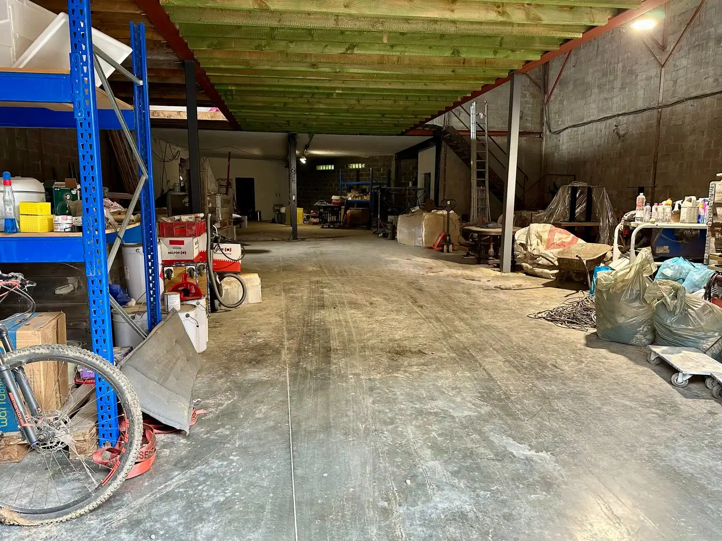 Magazijn 550 m2 met zonnepanelen. foto 2