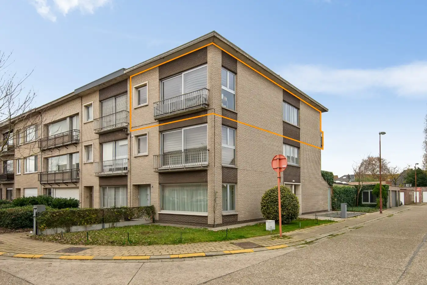 Tof, ruim app. op 2e verd. met 3 slpk. en garage foto {{pictureIndex}}