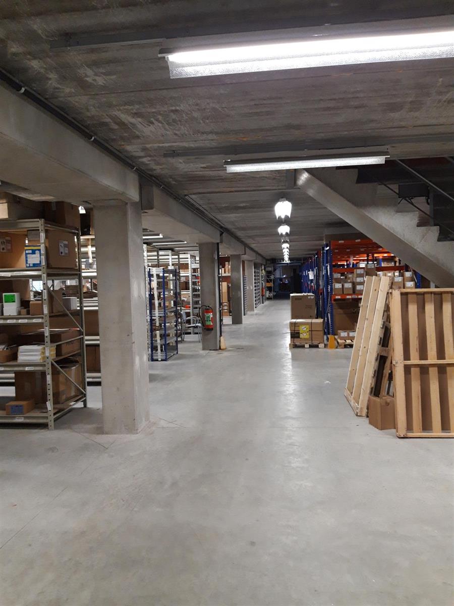 Magazijn, kantoren en toonzaal te huur in Aartselaar foto 10