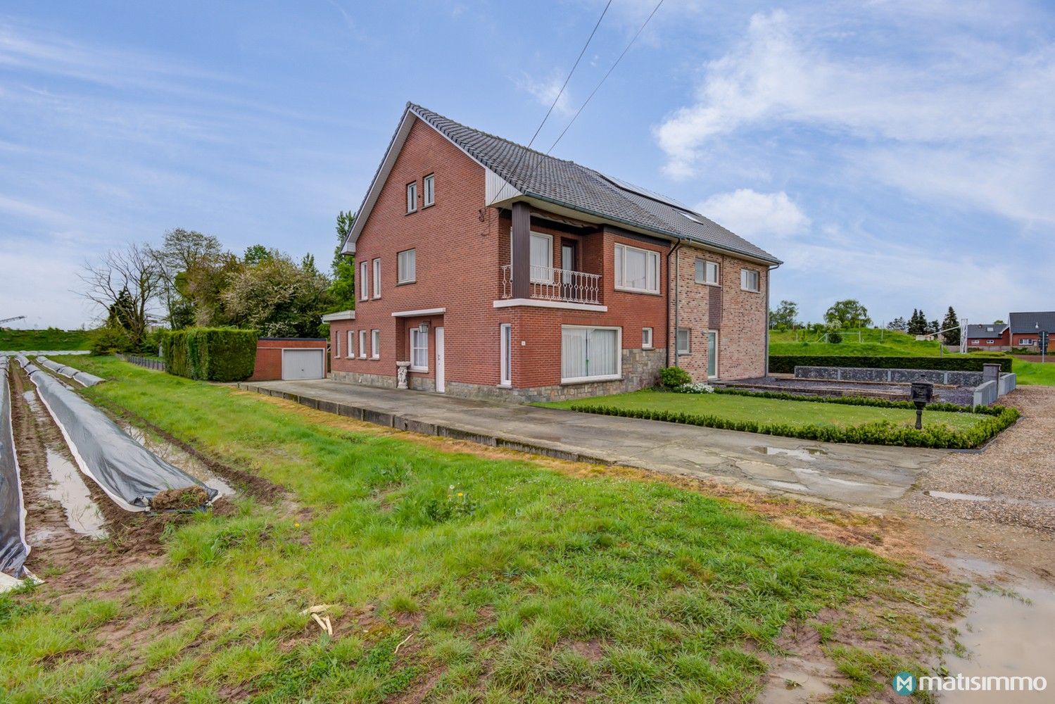 RUIME WONING MET 4 SLAAPKAMERS, VRIJSTAANDE GARAGE EN GROTE TUIN GELEGEN TE DILSEN-STOKKEM foto 2