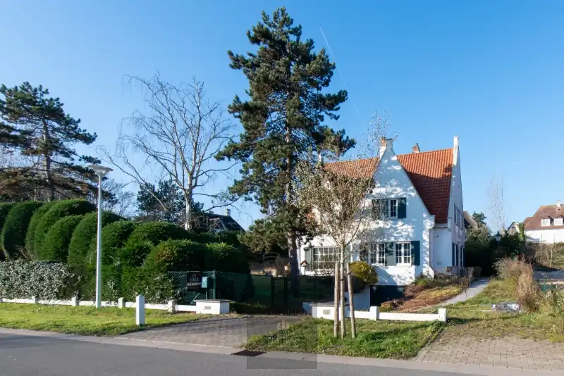 Grote villa op 1533m² gelegen centraal in de Simli-wijk te Nieuwpoort-Bad. foto {{pictureIndex}}