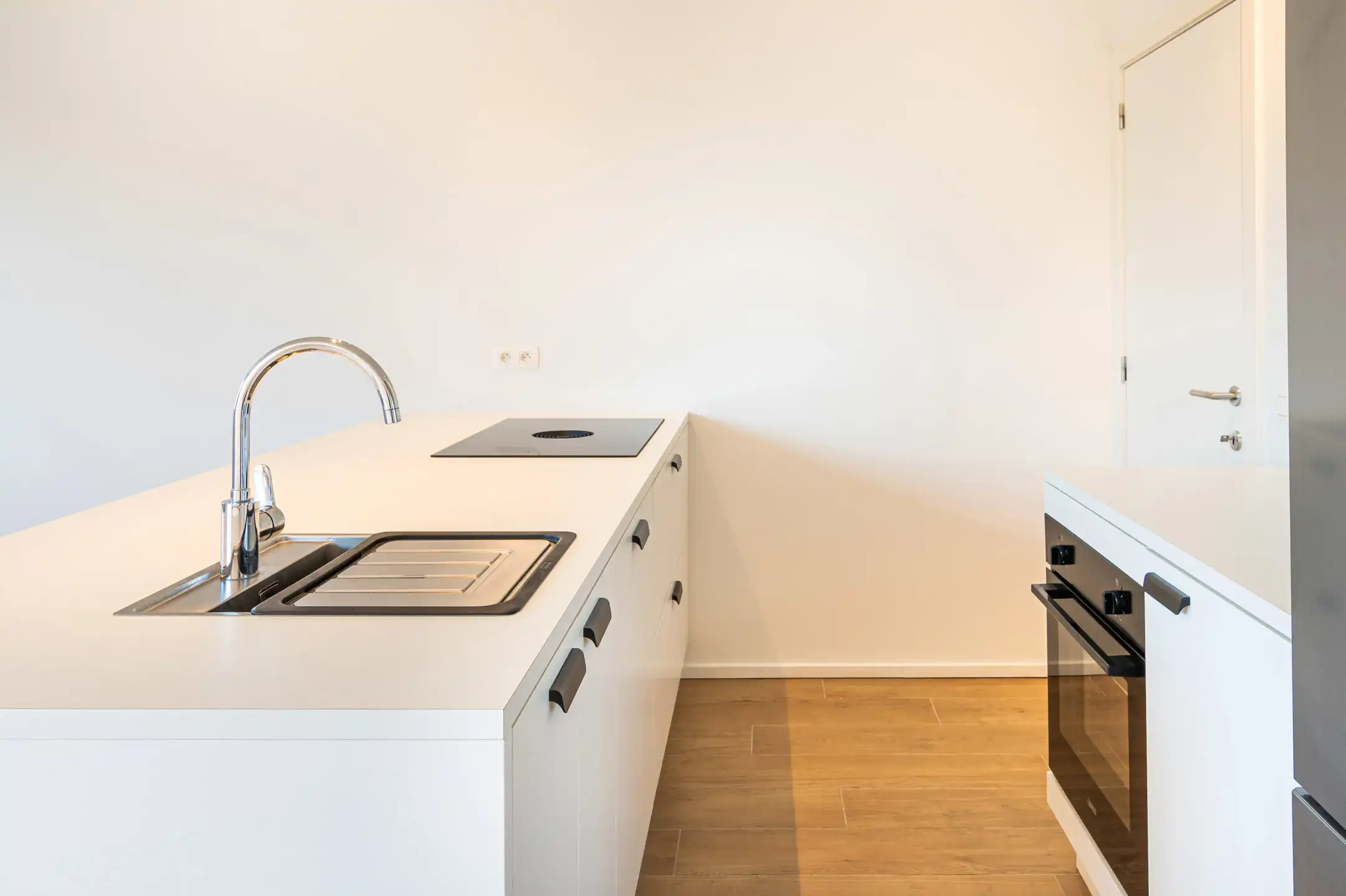 Modern en ruim 1 slpk app met zonnig terras en staanplaats! foto 6