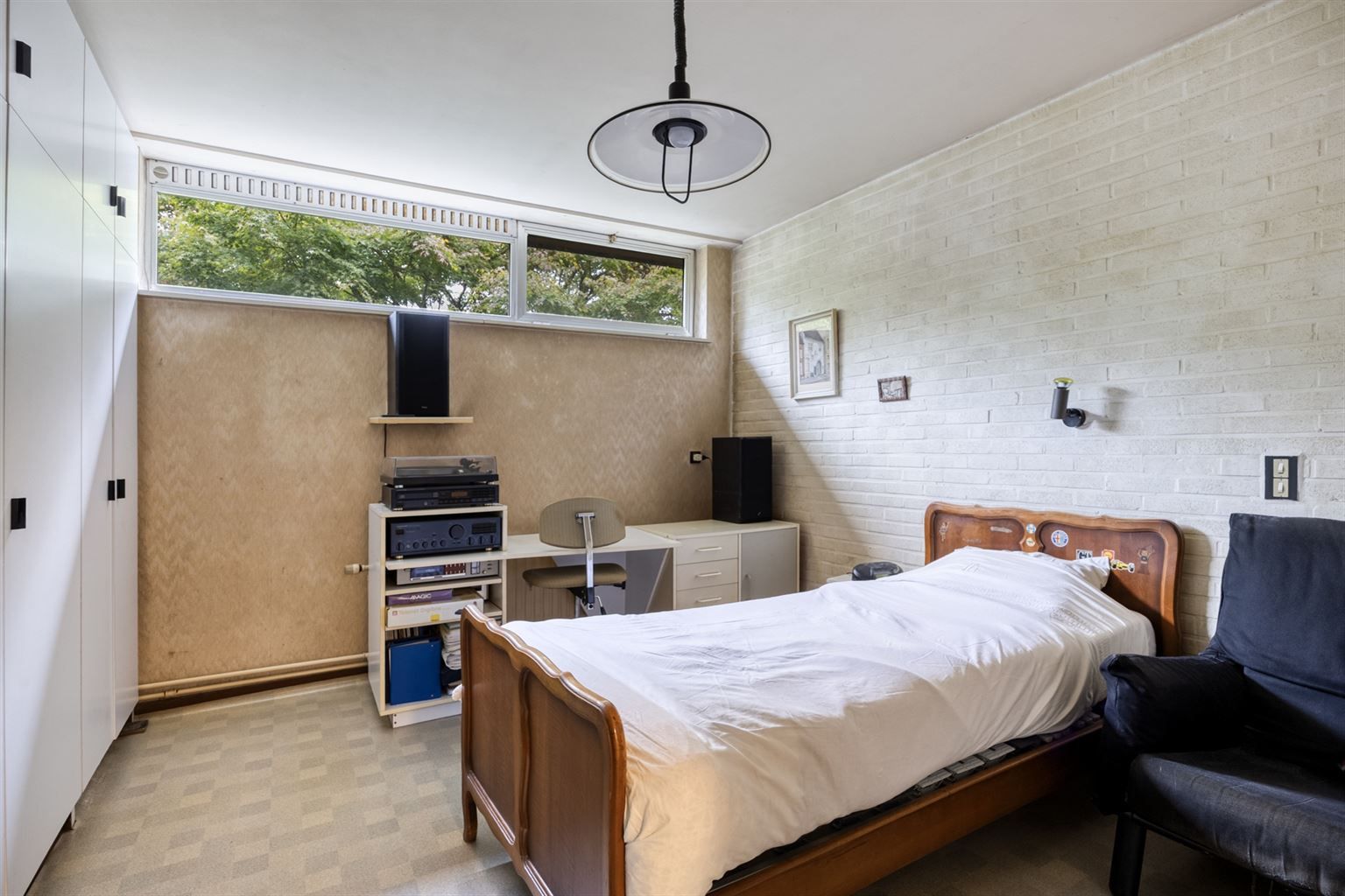 Vrijstaande woning in 70s stijl op een uniek perceel van 15a93ca met 5 slaapkamers, inpandige garage en riante tuin, gelegen op een rustige toplocatie nabij het centrum van Maaseik. foto 18