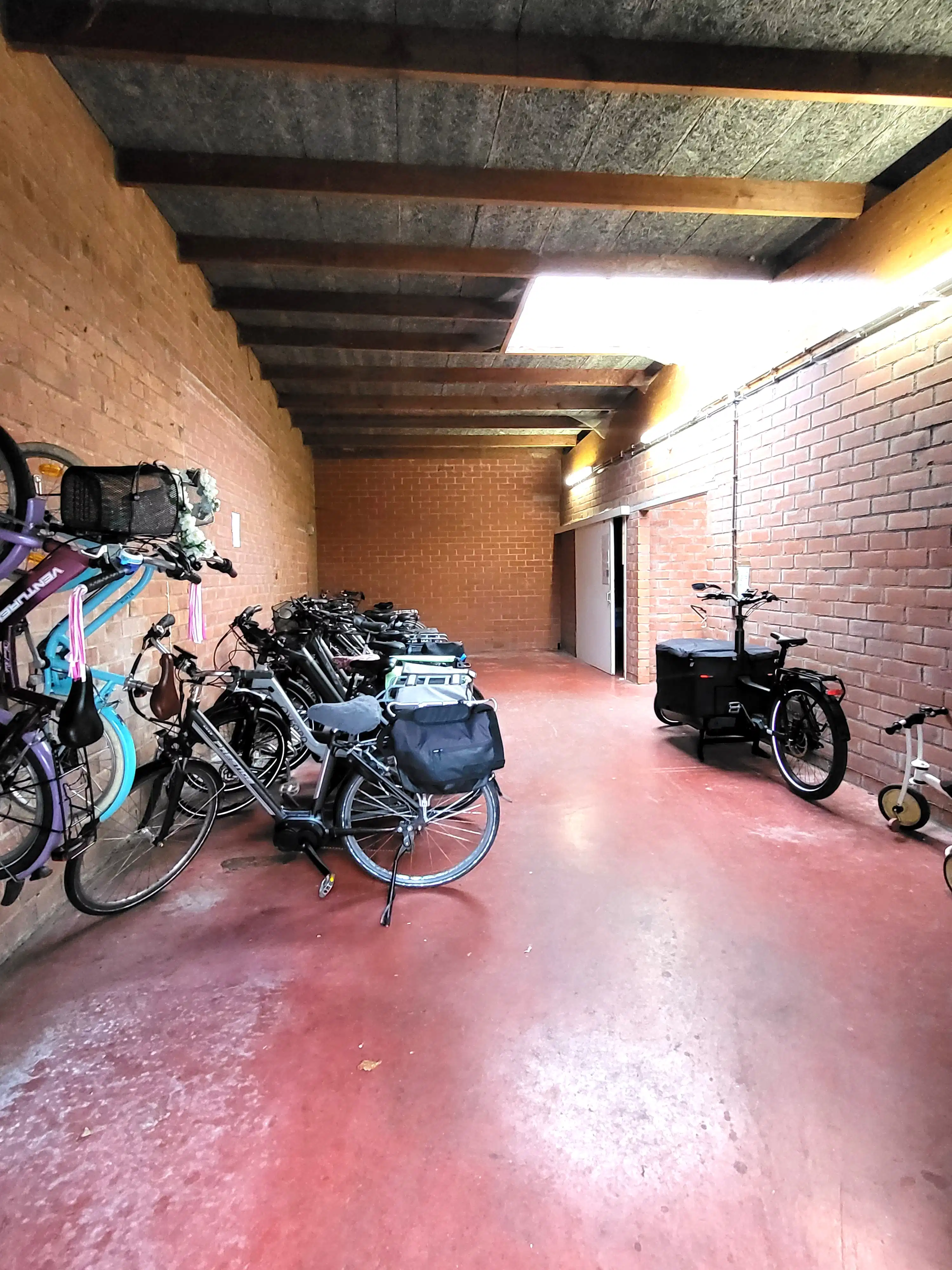 Dit aangename gelijkvloers appartement van bouwjaar 2010 is rustig gelegen in het dorp en biedt comfortabel wonen zonder gemeenschappelijke kosten.  foto 22