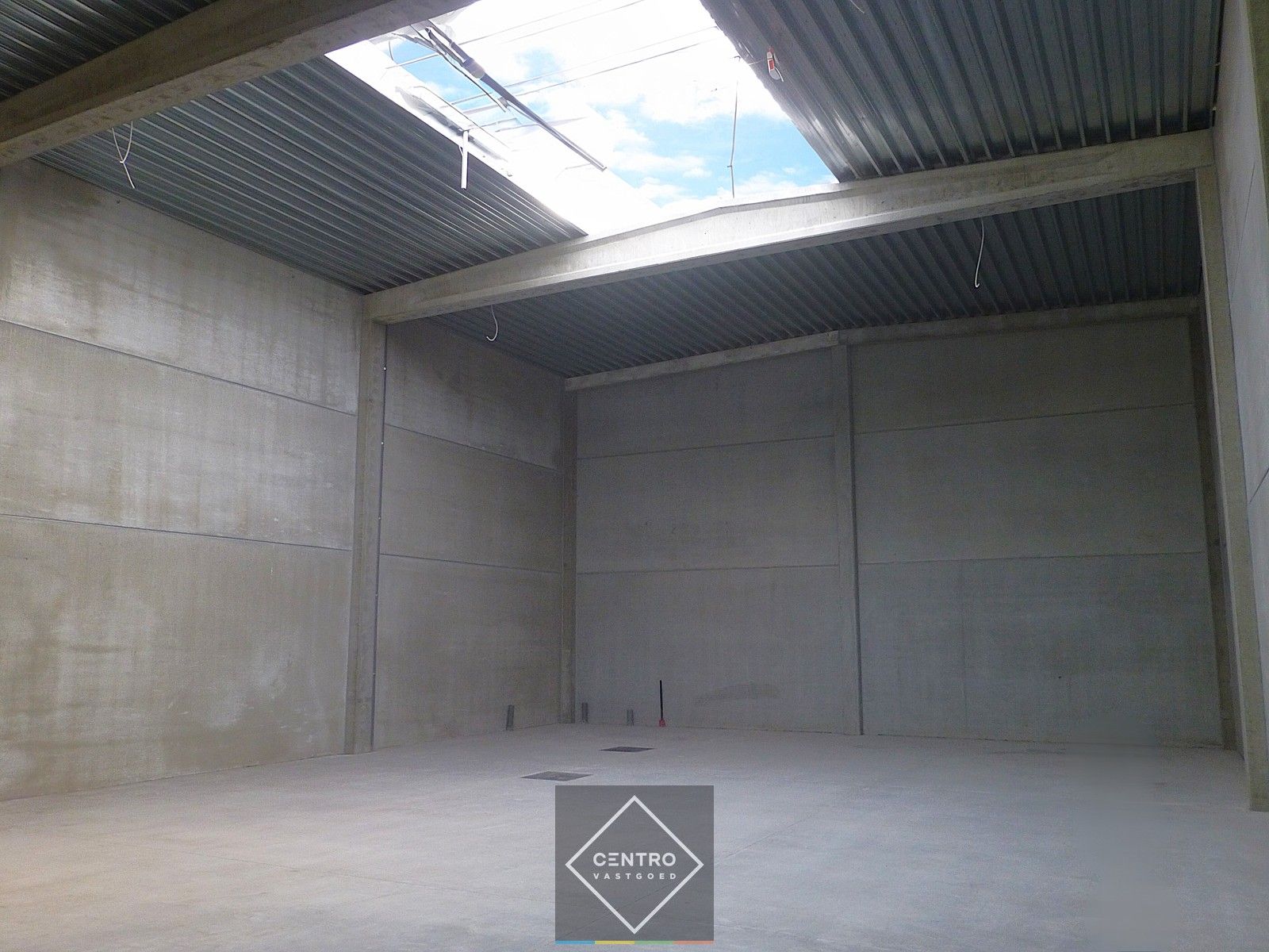 Instapklaar BEDRIJFSGEBOUW (°2014), bestaande uit MAGAZIJN met mezzanine. Parkeerplaatsen op het terrein. Industriezone Beveren! foto 7