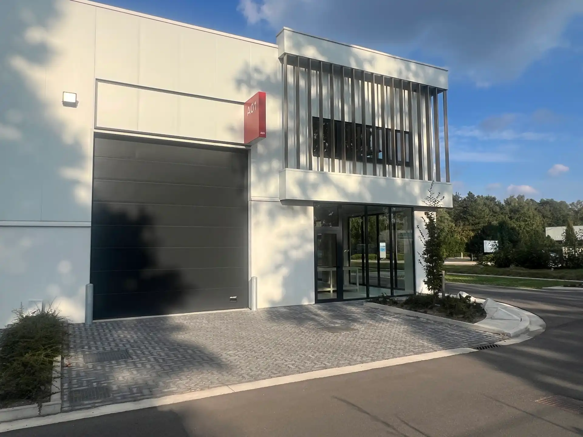 MODERNE KMO-UNIT MET SHOWROOM/KANTOOR IN GENK foto 5