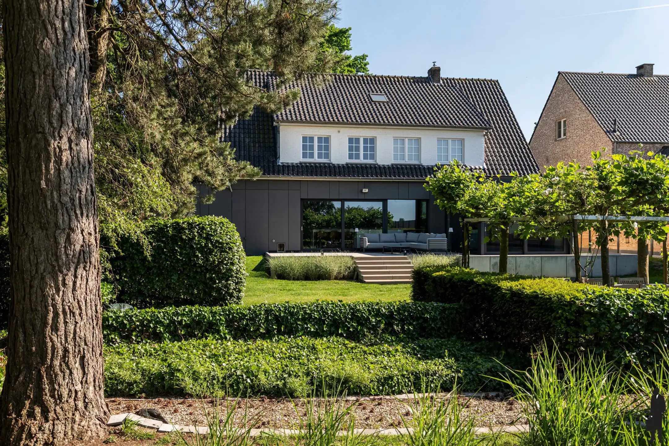 Charmante, gerenoveerde villa op 1.389 m² met open zicht foto {{pictureIndex}}