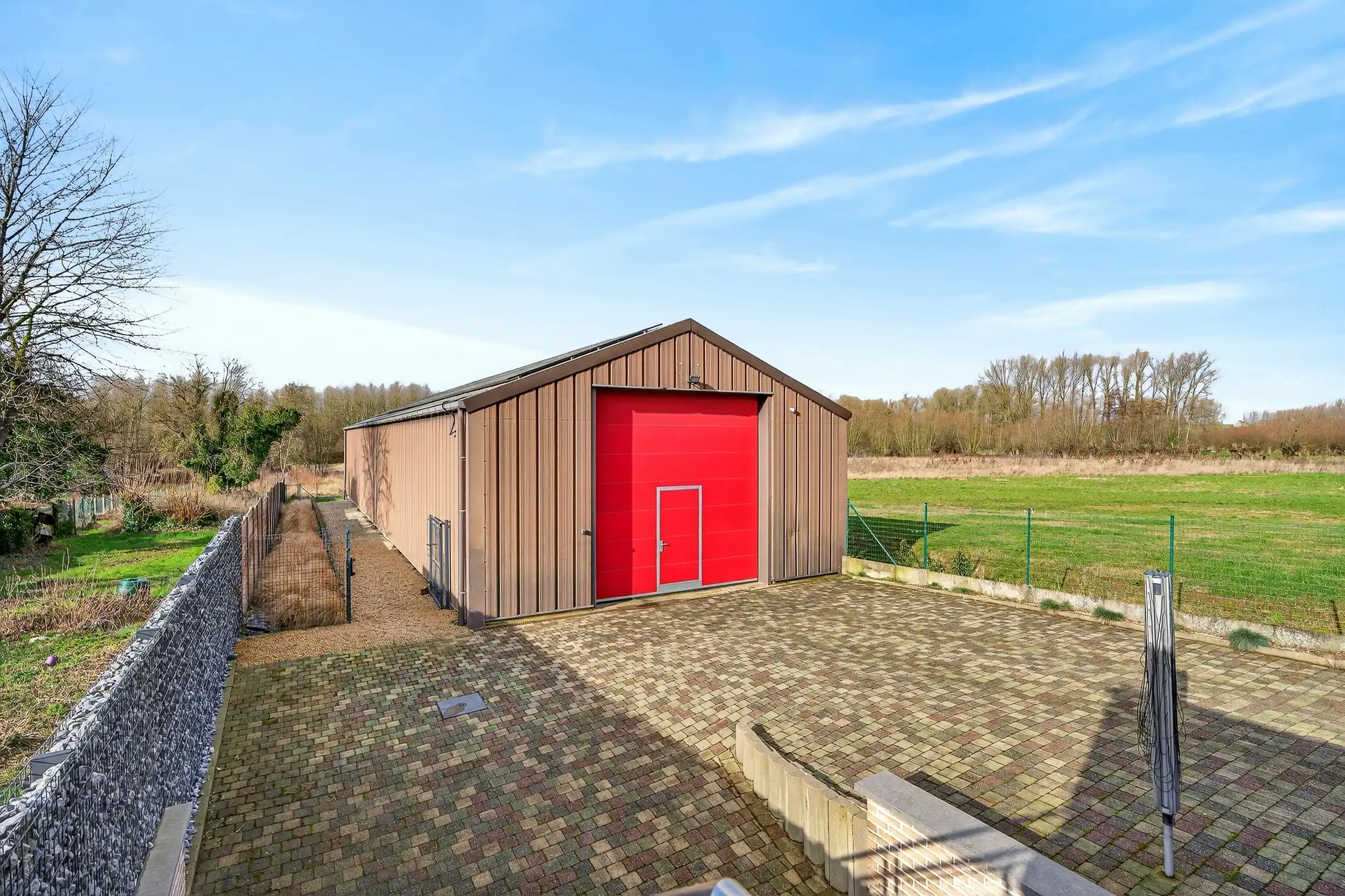 Handelshuis met loods op toplocatie foto 20