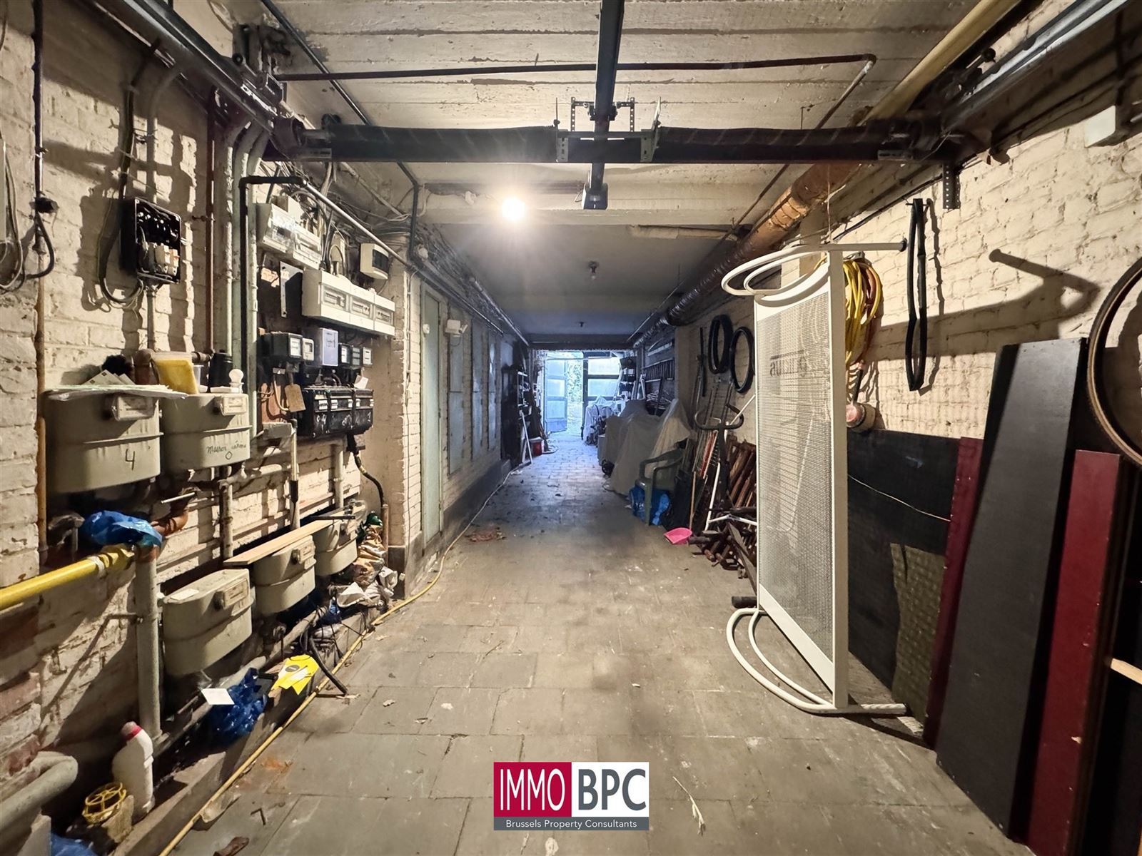 Kleine charmante achterwoning met tuin en dubbele garage te renoveren  foto 24