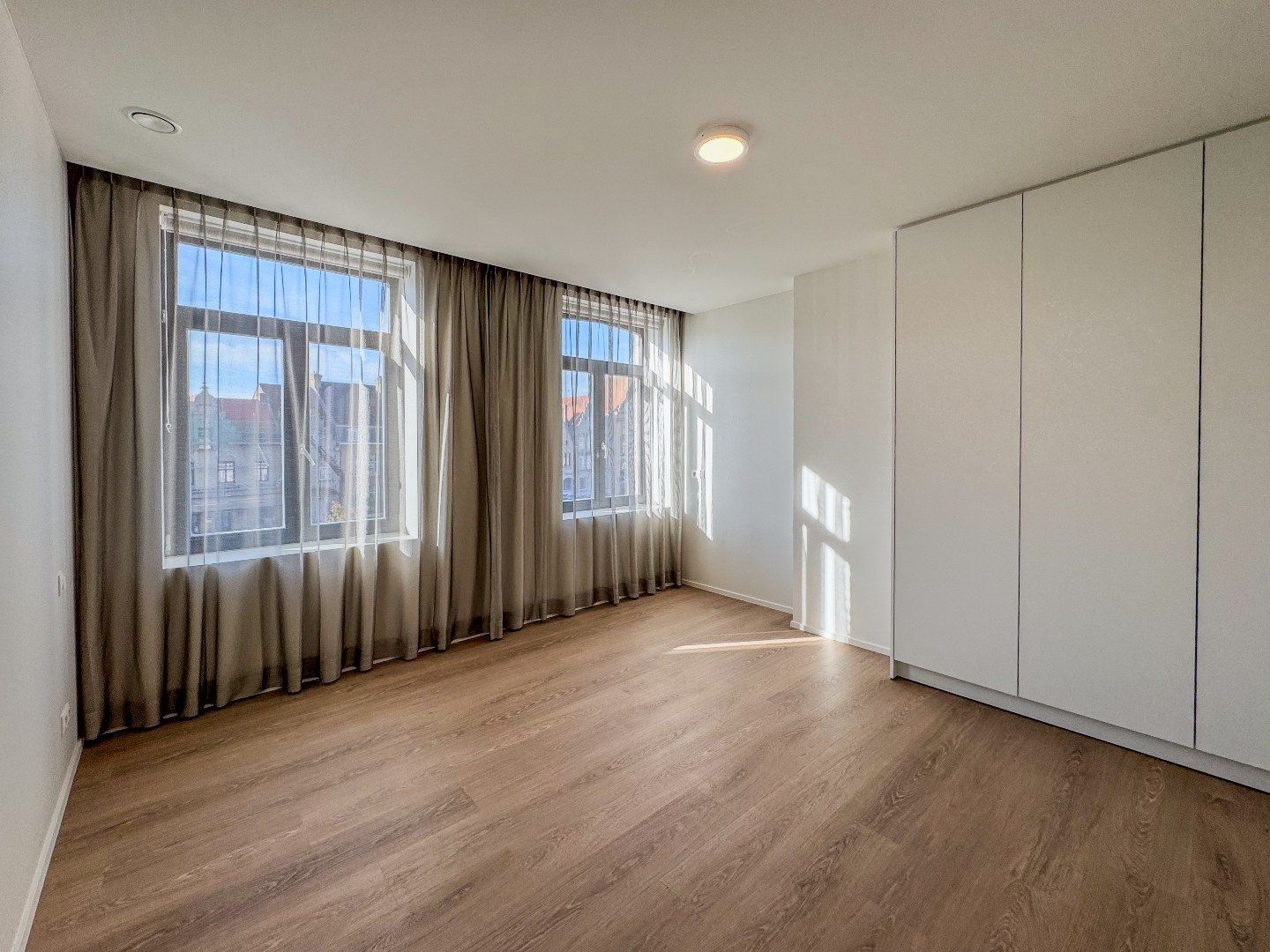 Ruim appartement met 2 slaapkamers en terras in het centrum. foto 16