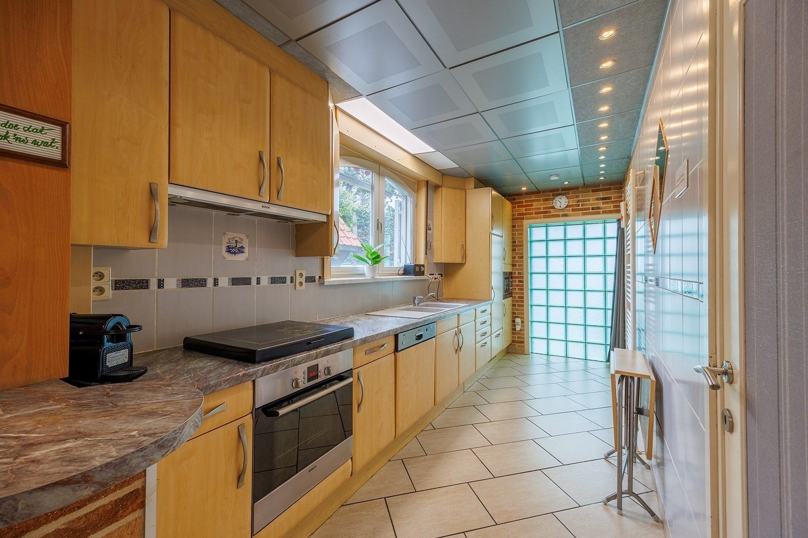 Woning met parktuin, aan het kanaal met opslagplaats van ca. 60m² foto 12