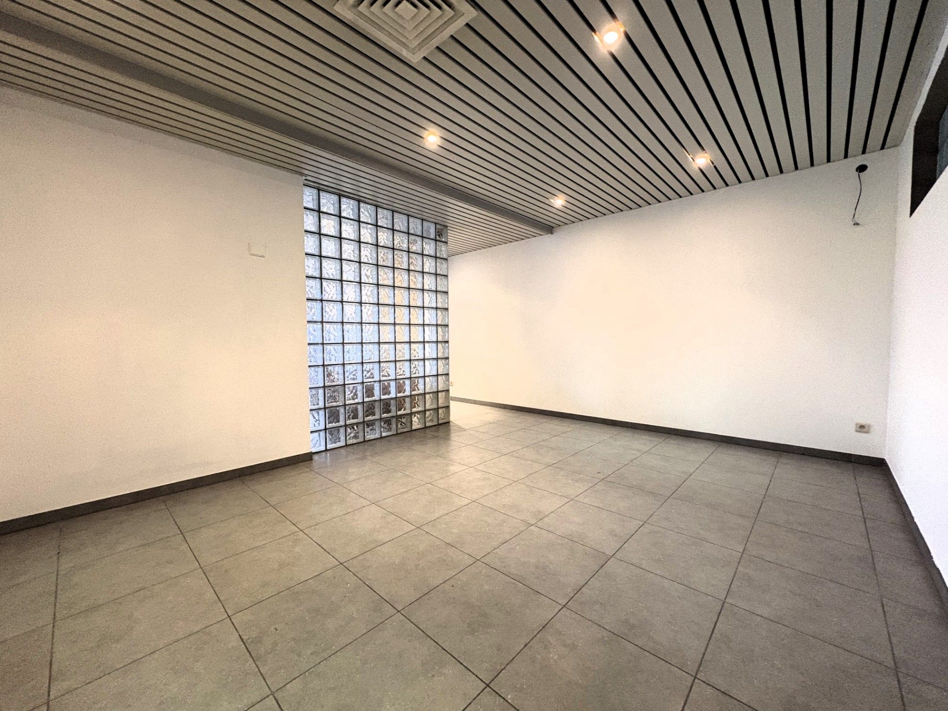 Polyvalent handelspand/kantoorruimte op topligging in centrum Waregem foto 6