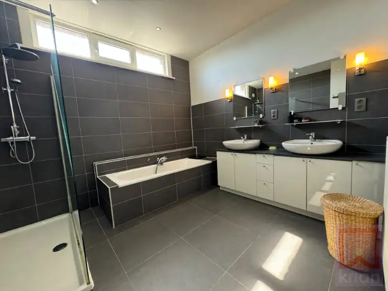 Ruime veelzijdige woning, inpandige garage en 4 slaapkamers op zuidgericht perceel! foto 12